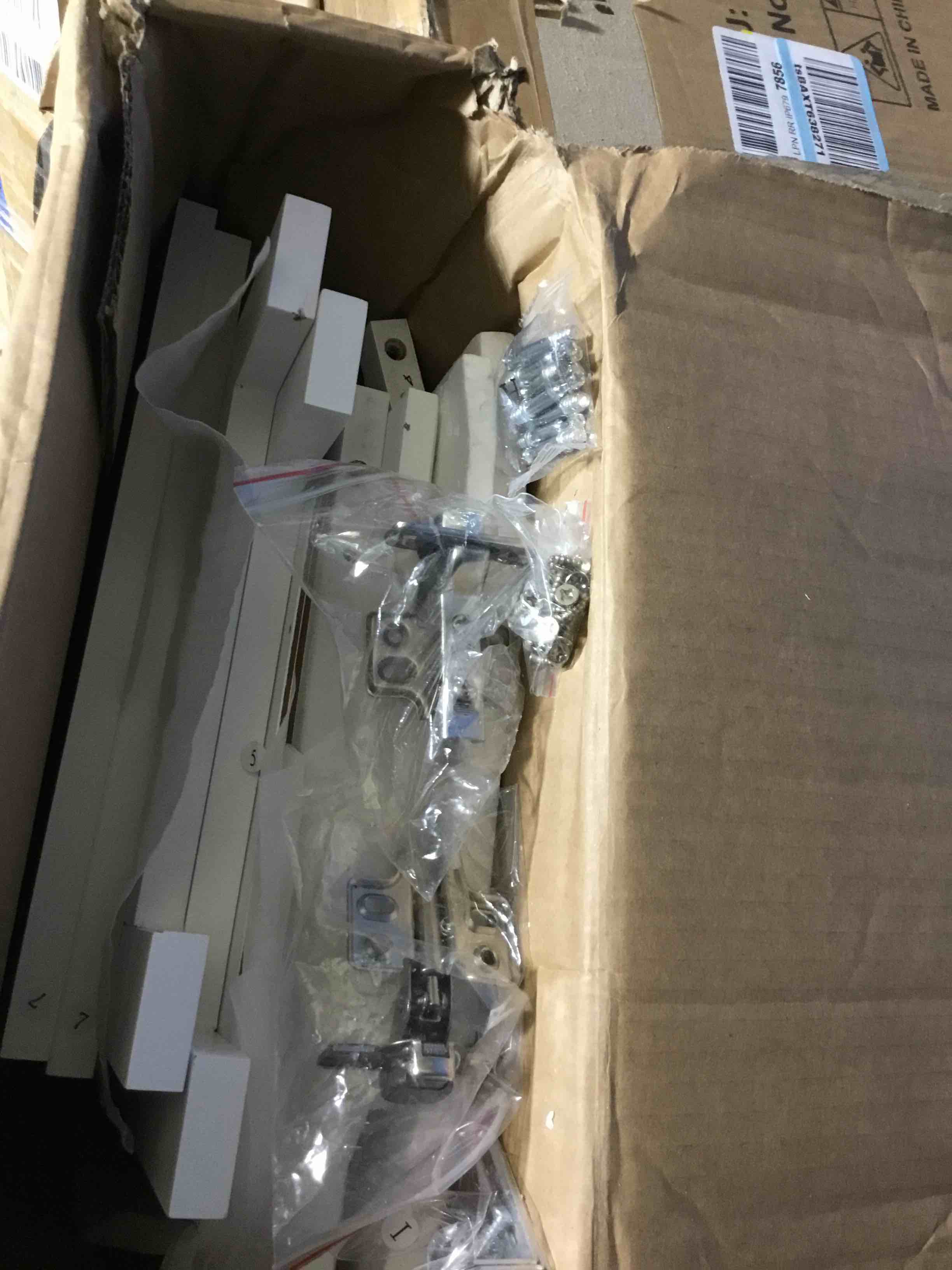 https://s3.amazonaws.com/lotting-images-prod/bidfta/RED6624642_1721049628659.jpeg
