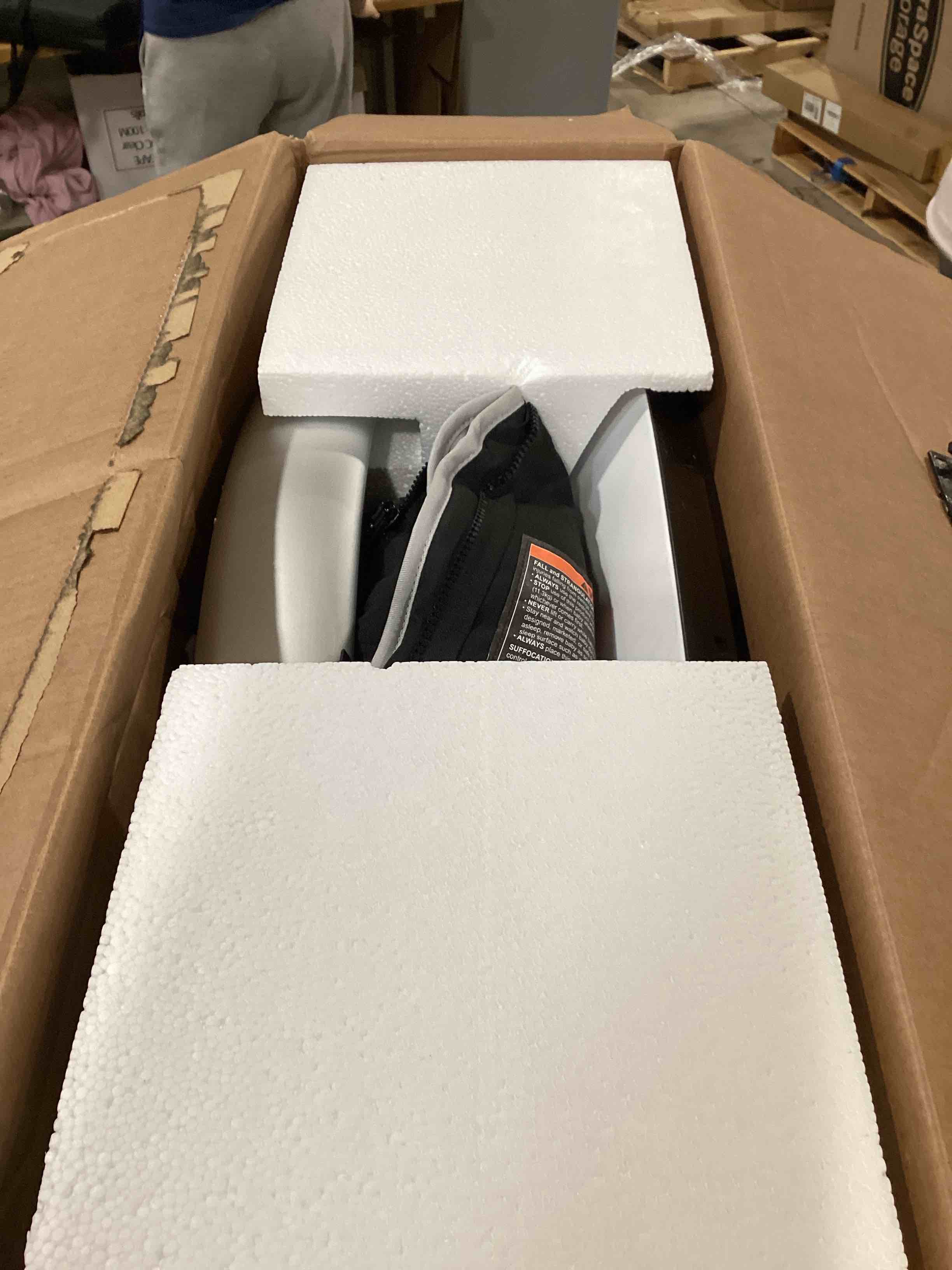 https://s3.amazonaws.com/lotting-images-prod/bidfta/RED6633421_1725454636214.jpeg
