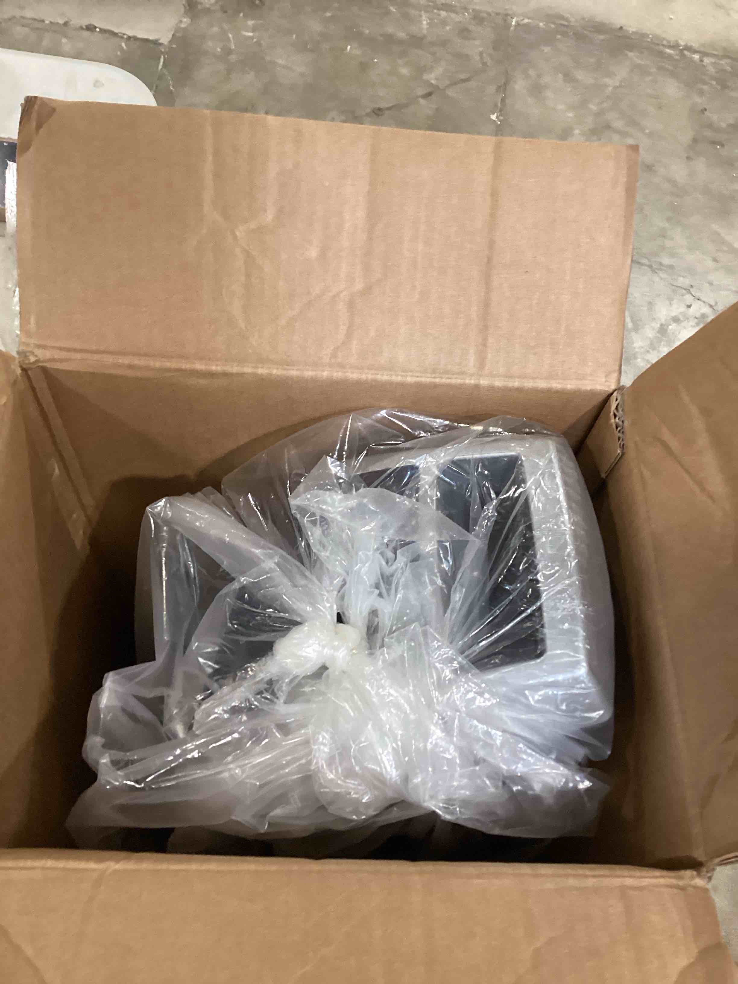 https://s3.amazonaws.com/lotting-images-prod/bidfta/RED6633983_1724420629489.jpeg