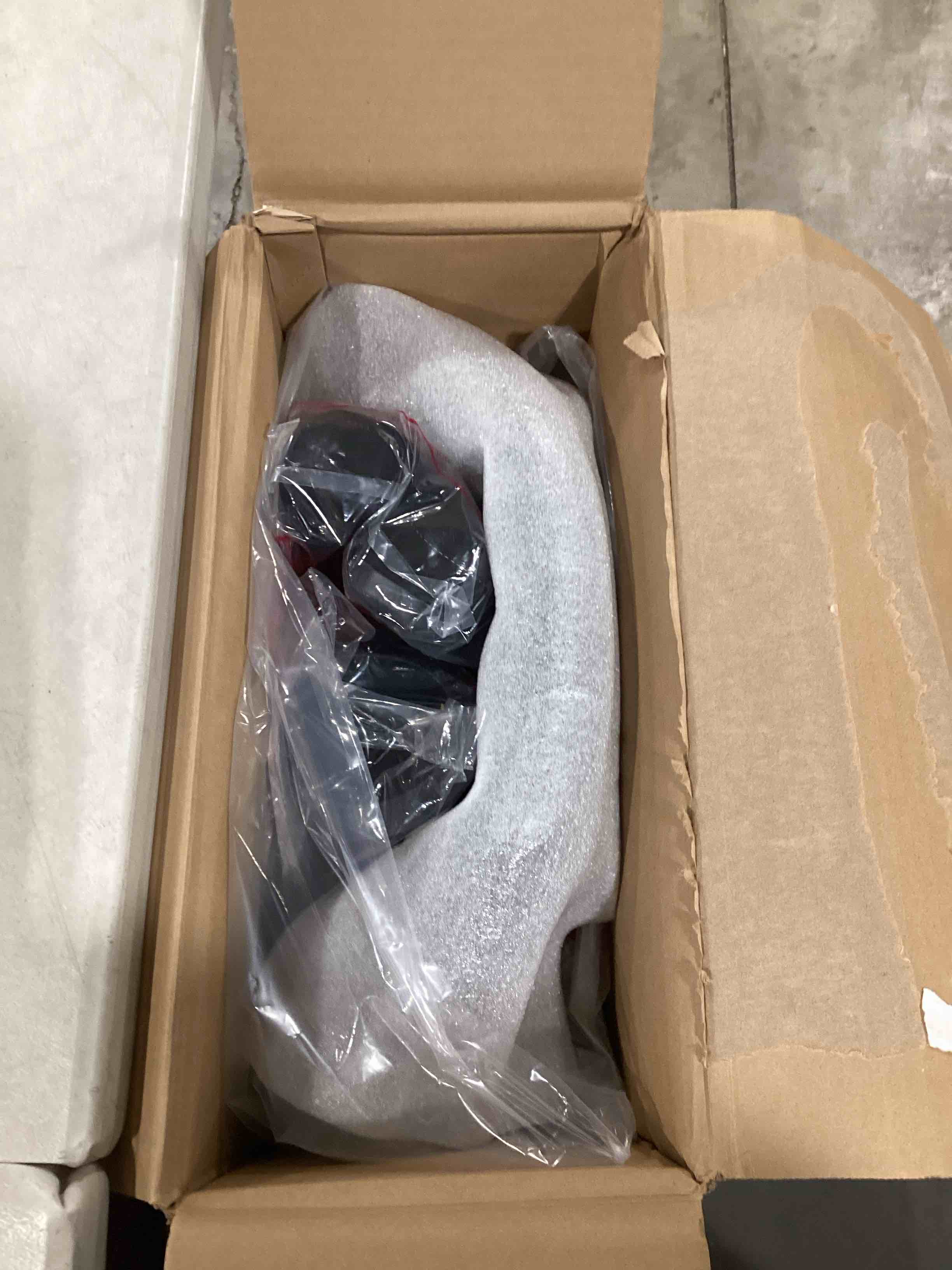 https://s3.amazonaws.com/lotting-images-prod/bidfta/RED6634091_1724498960383.jpeg
