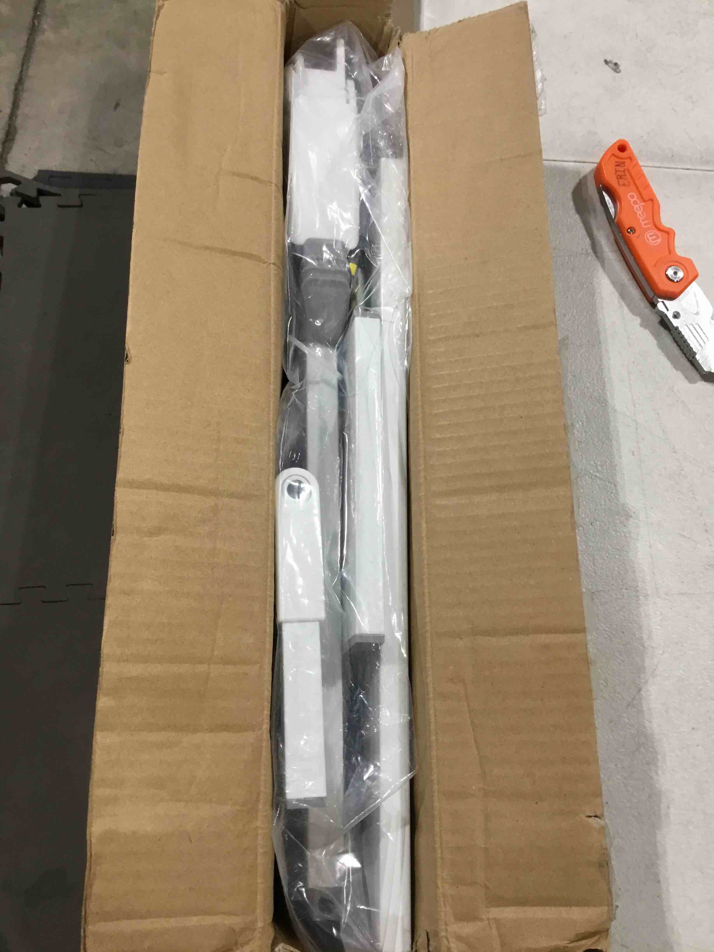 https://s3.amazonaws.com/lotting-images-prod/bidfta/RED6634361_1725535606780.jpeg