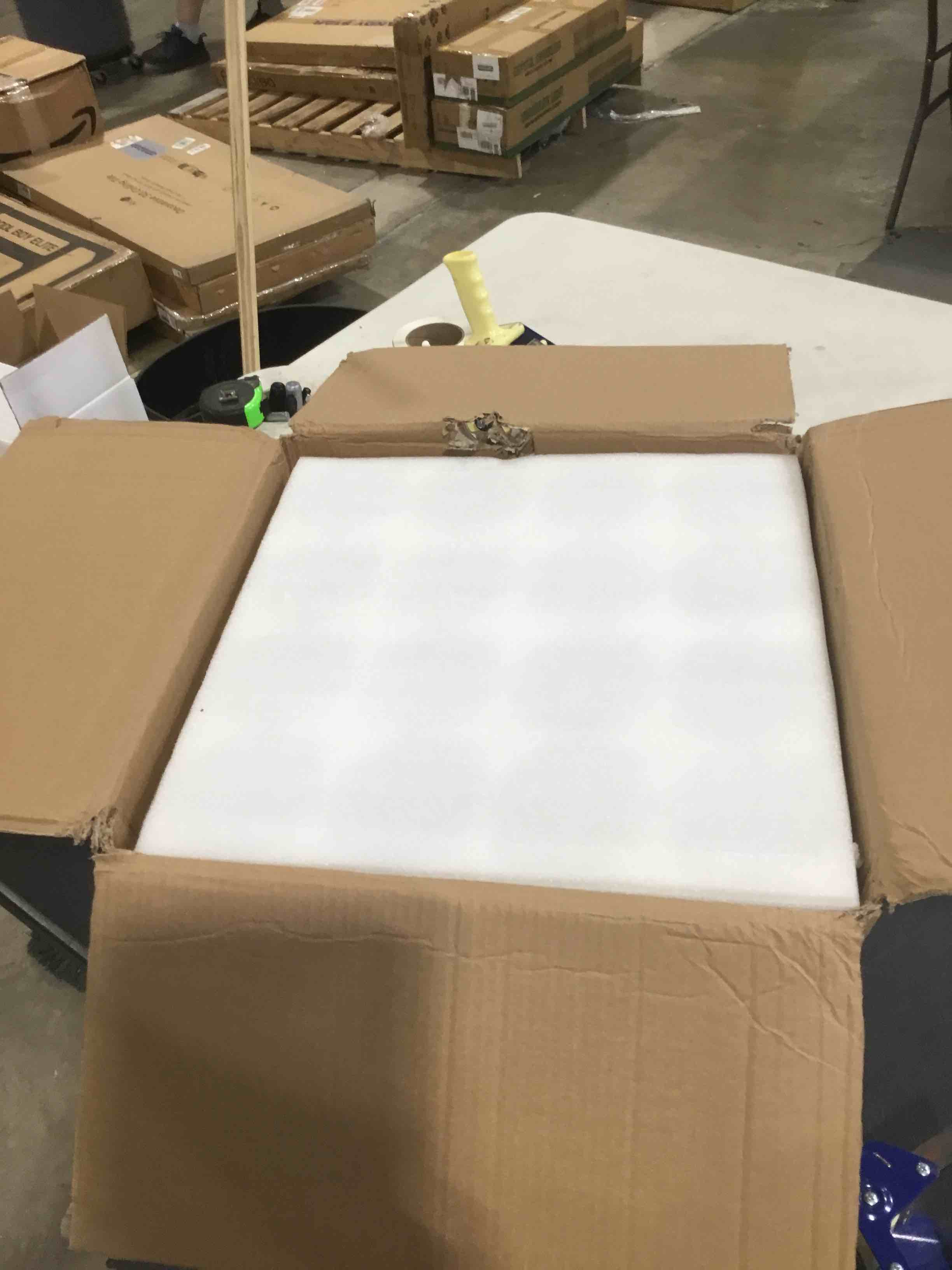 https://s3.amazonaws.com/lotting-images-prod/bidfta/RED6634698_1726174036739.jpeg