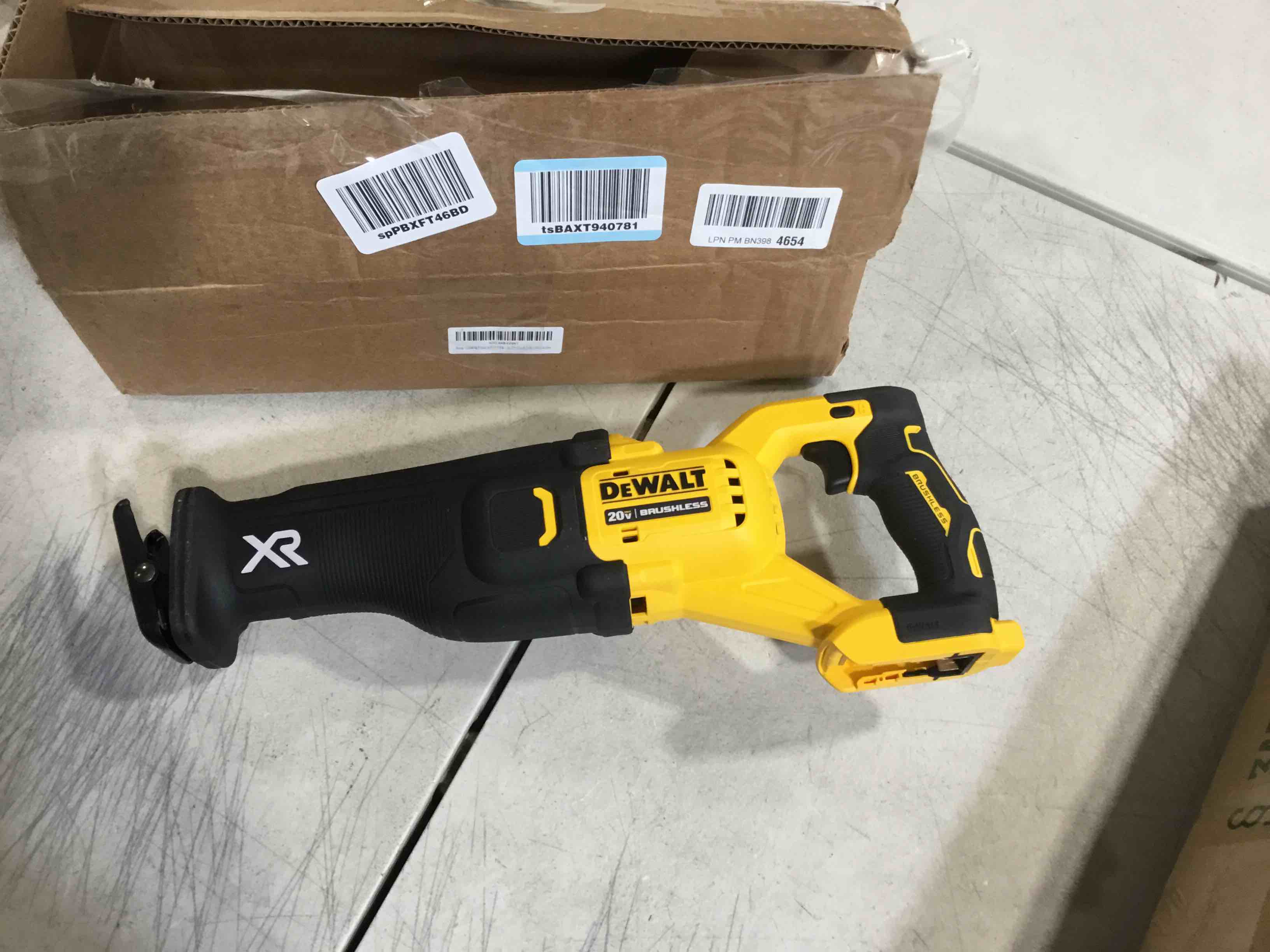 https://s3.amazonaws.com/lotting-images-prod/bidfta/RED6637504_1723486590286.jpeg