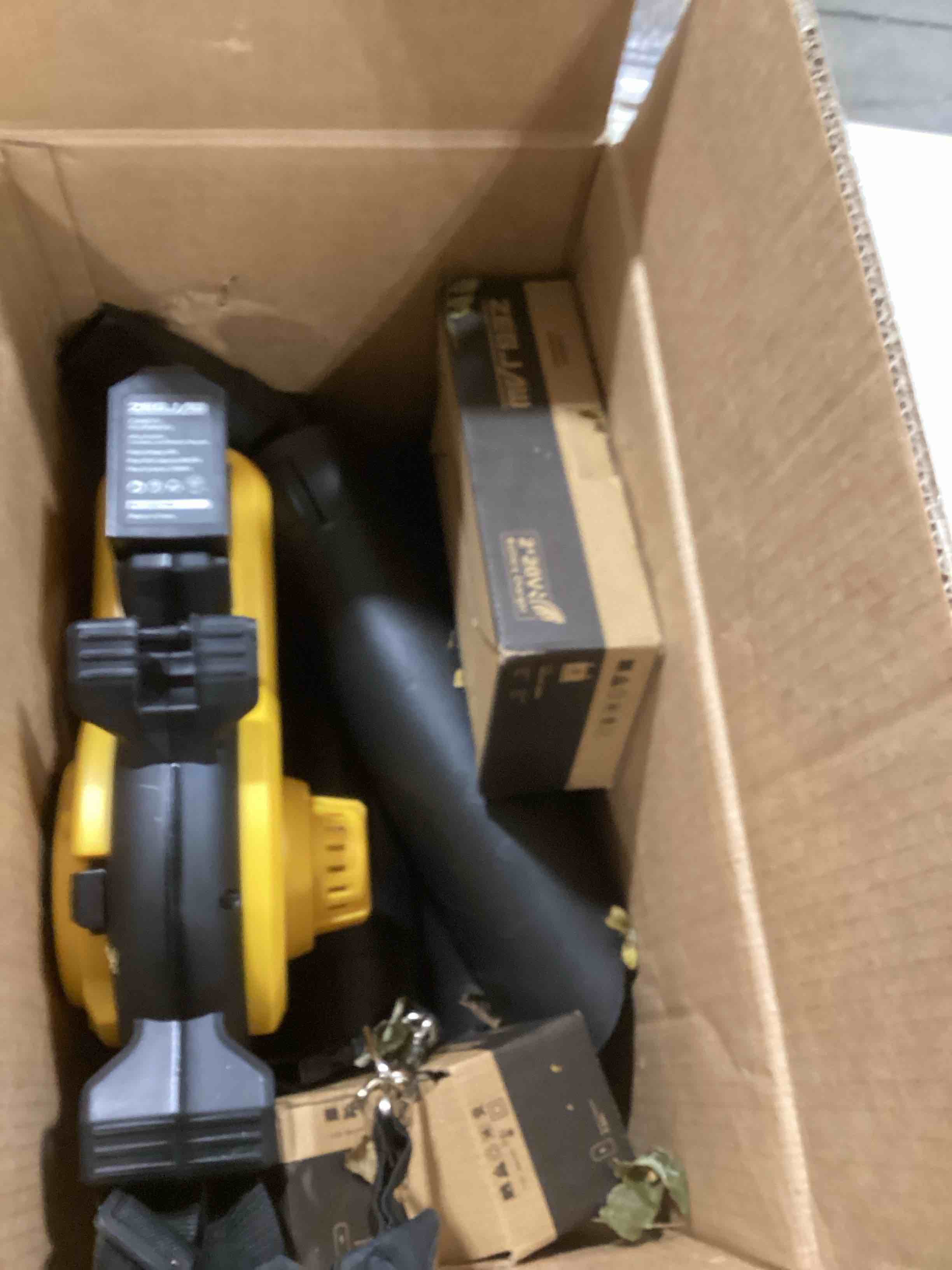 https://s3.amazonaws.com/lotting-images-prod/bidfta/RED6637878_1723639731257.jpeg