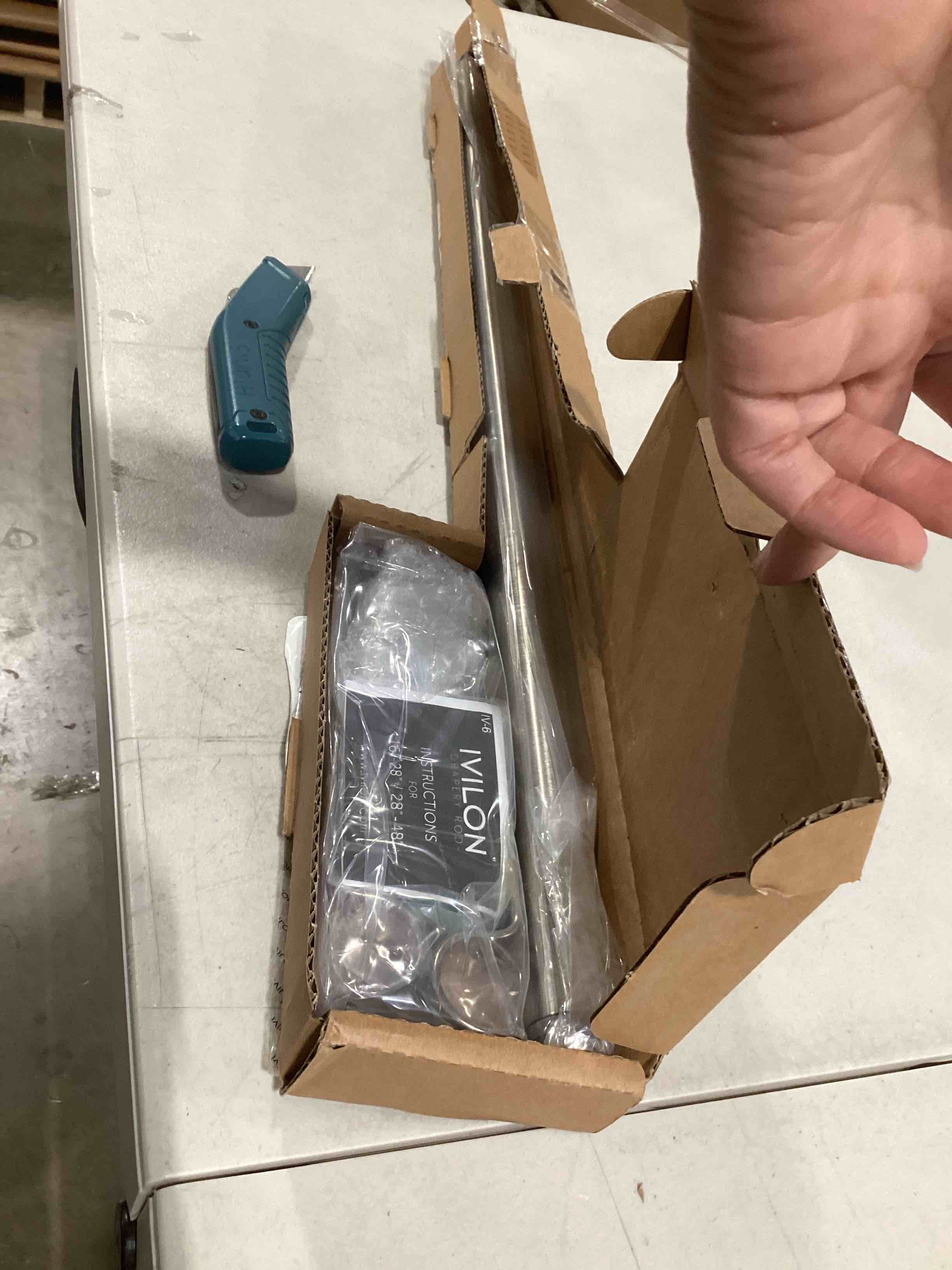 https://s3.amazonaws.com/lotting-images-prod/bidfta/RED6640947_1725538786082.jpeg