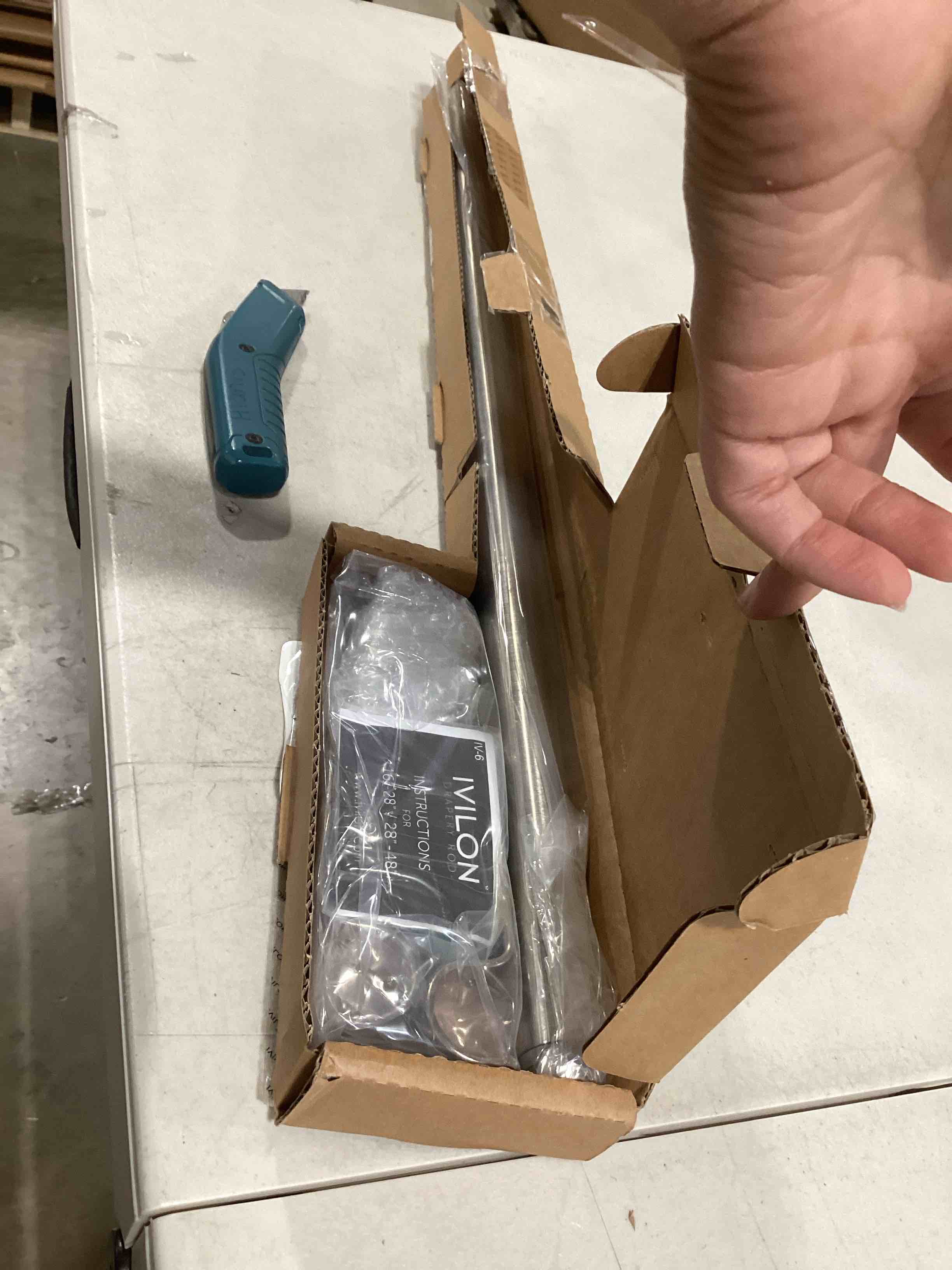 https://s3.amazonaws.com/lotting-images-prod/bidfta/RED6640947_1725538786881.jpeg