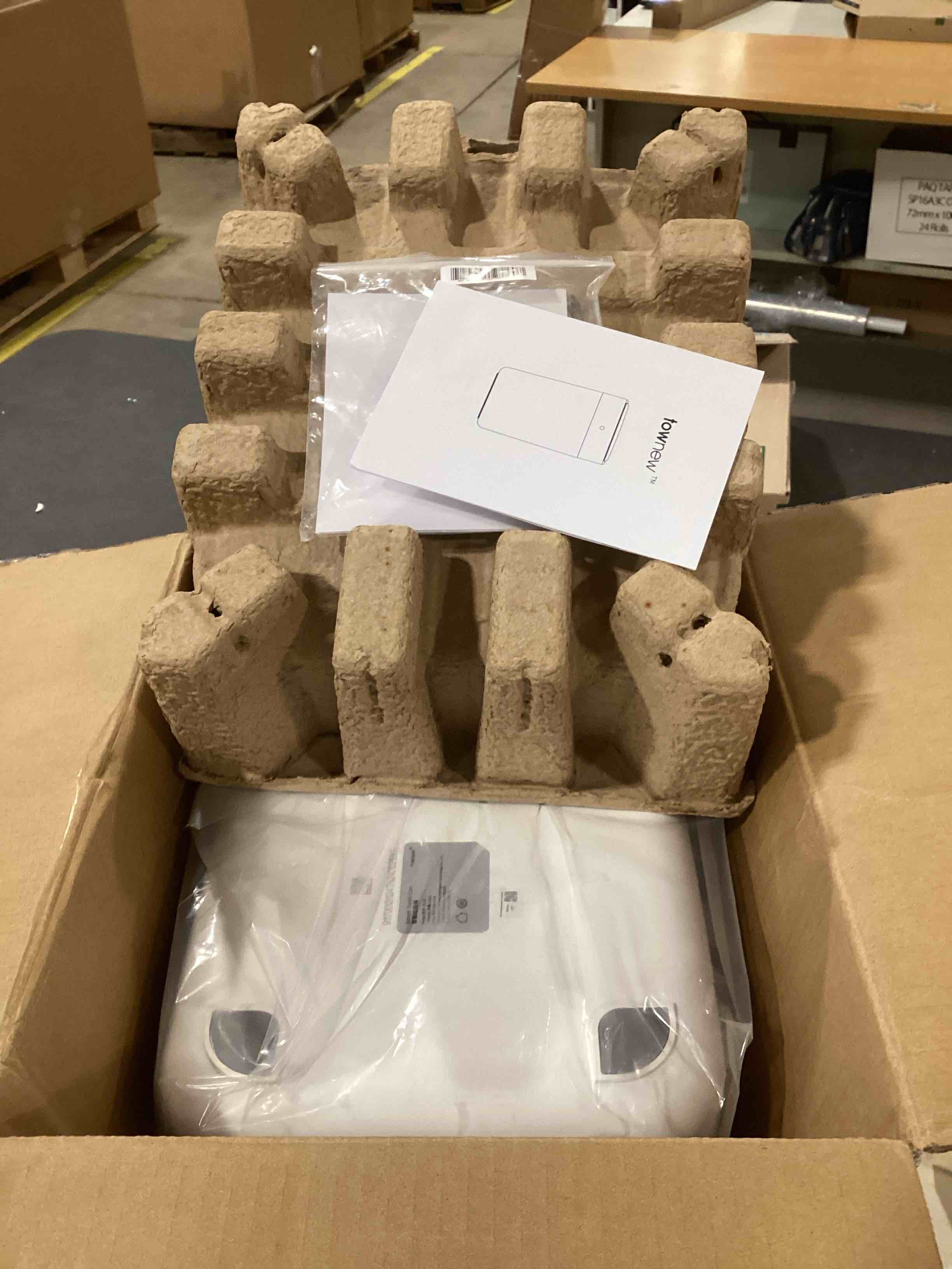 https://s3.amazonaws.com/lotting-images-prod/bidfta/RED6641946_1726576389655.jpeg