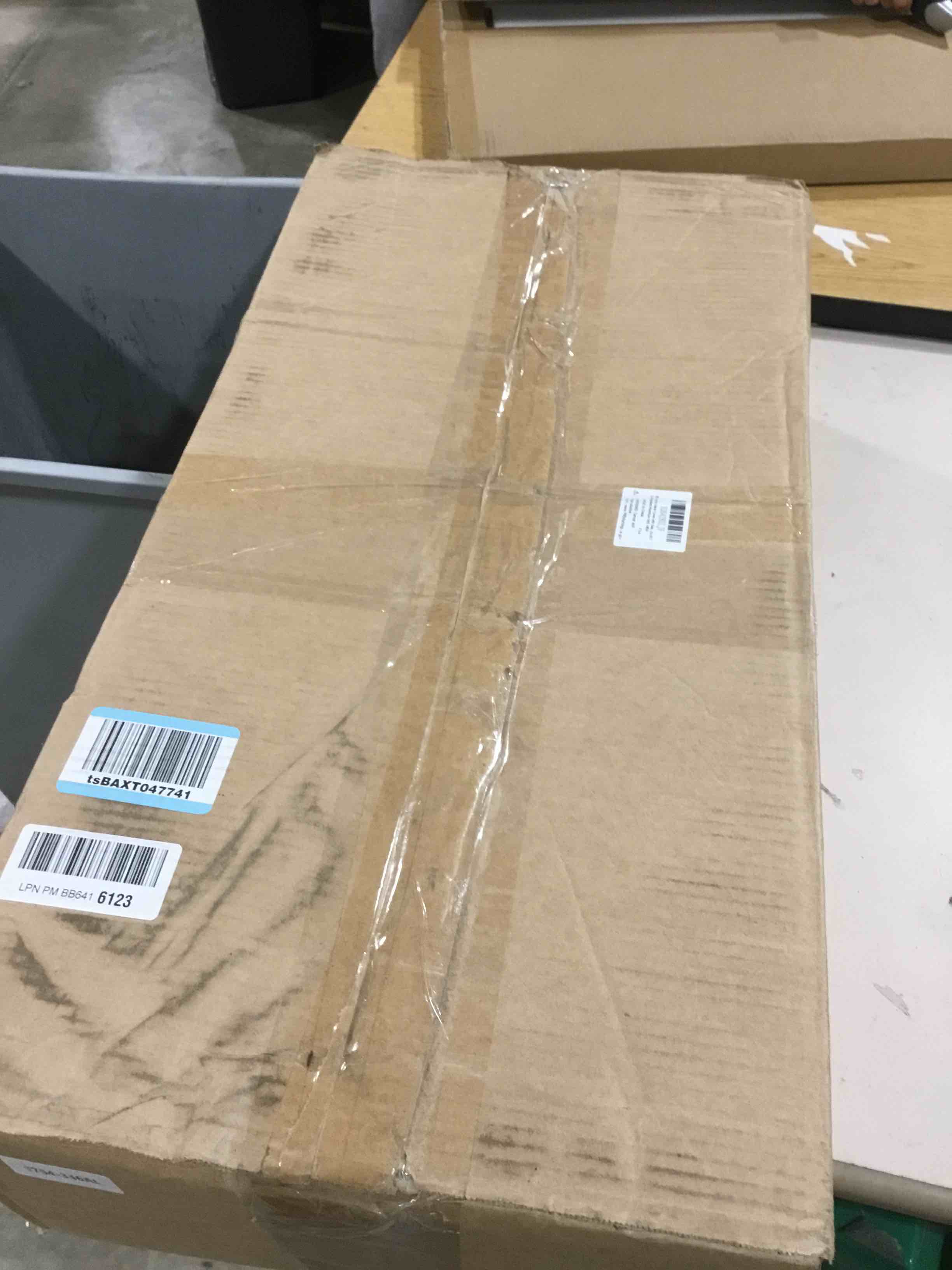 https://s3.amazonaws.com/lotting-images-prod/bidfta/RED6643124_1730375346849.jpeg