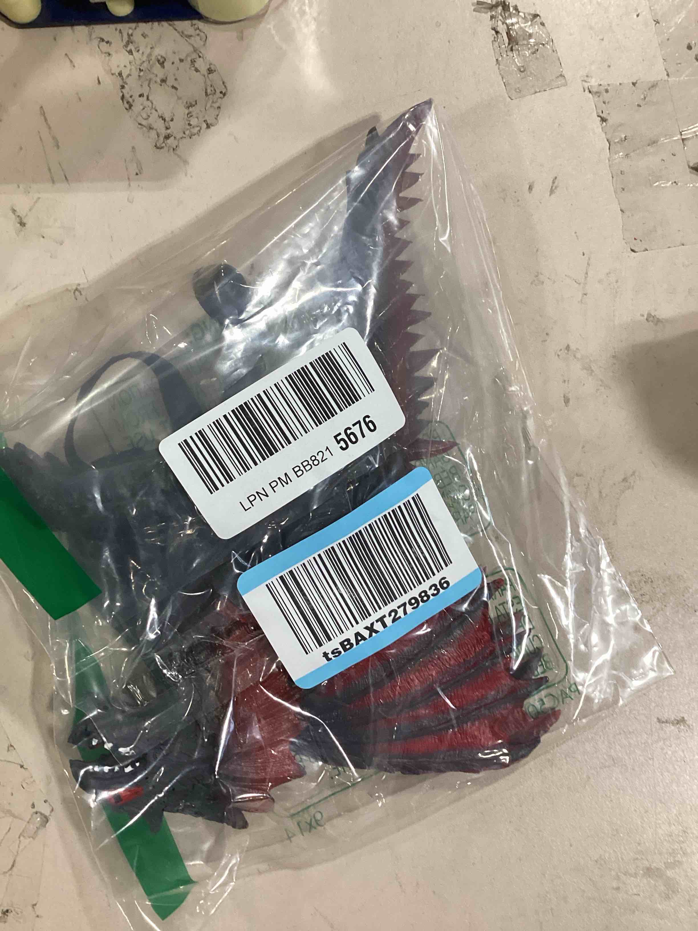 https://s3.amazonaws.com/lotting-images-prod/bidfta/RED6643864_1732044545183.jpeg