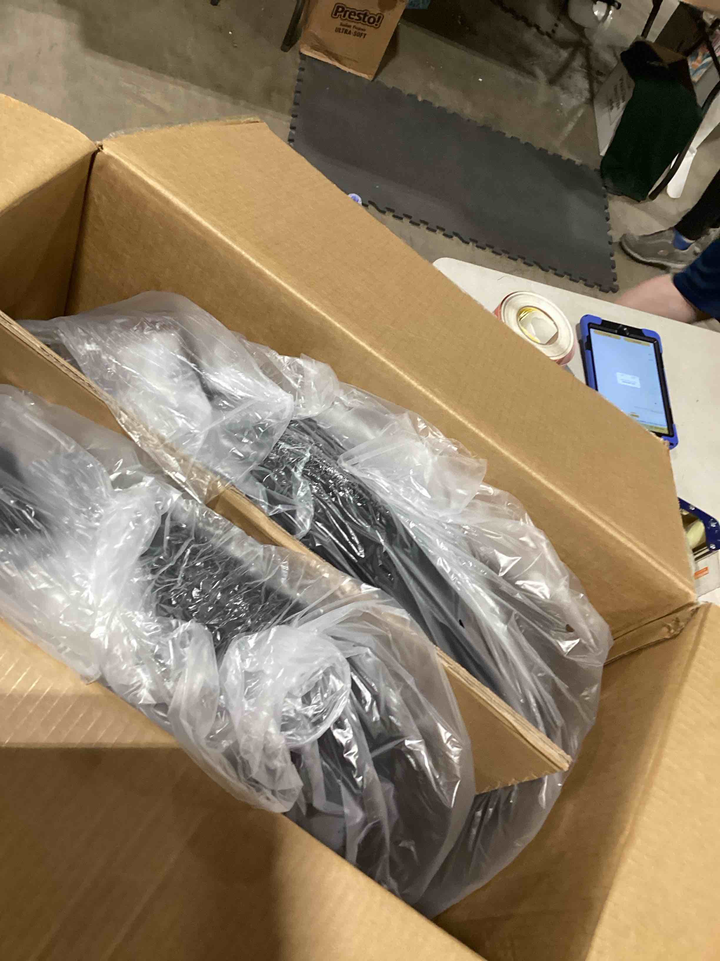 https://s3.amazonaws.com/lotting-images-prod/bidfta/RED6650610_1728994886057.jpeg