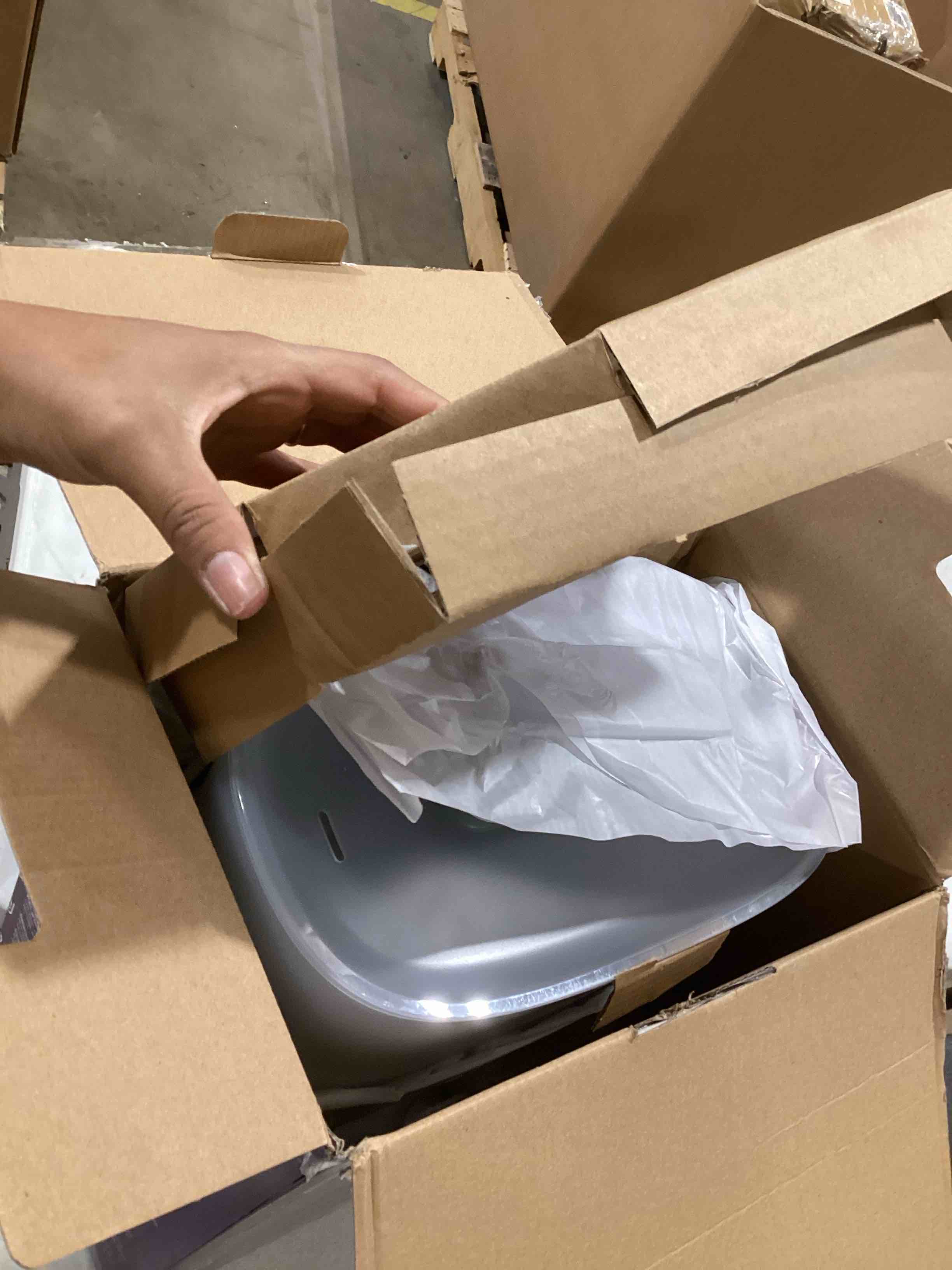 https://s3.amazonaws.com/lotting-images-prod/bidfta/RED6652592_1729688022449.jpeg