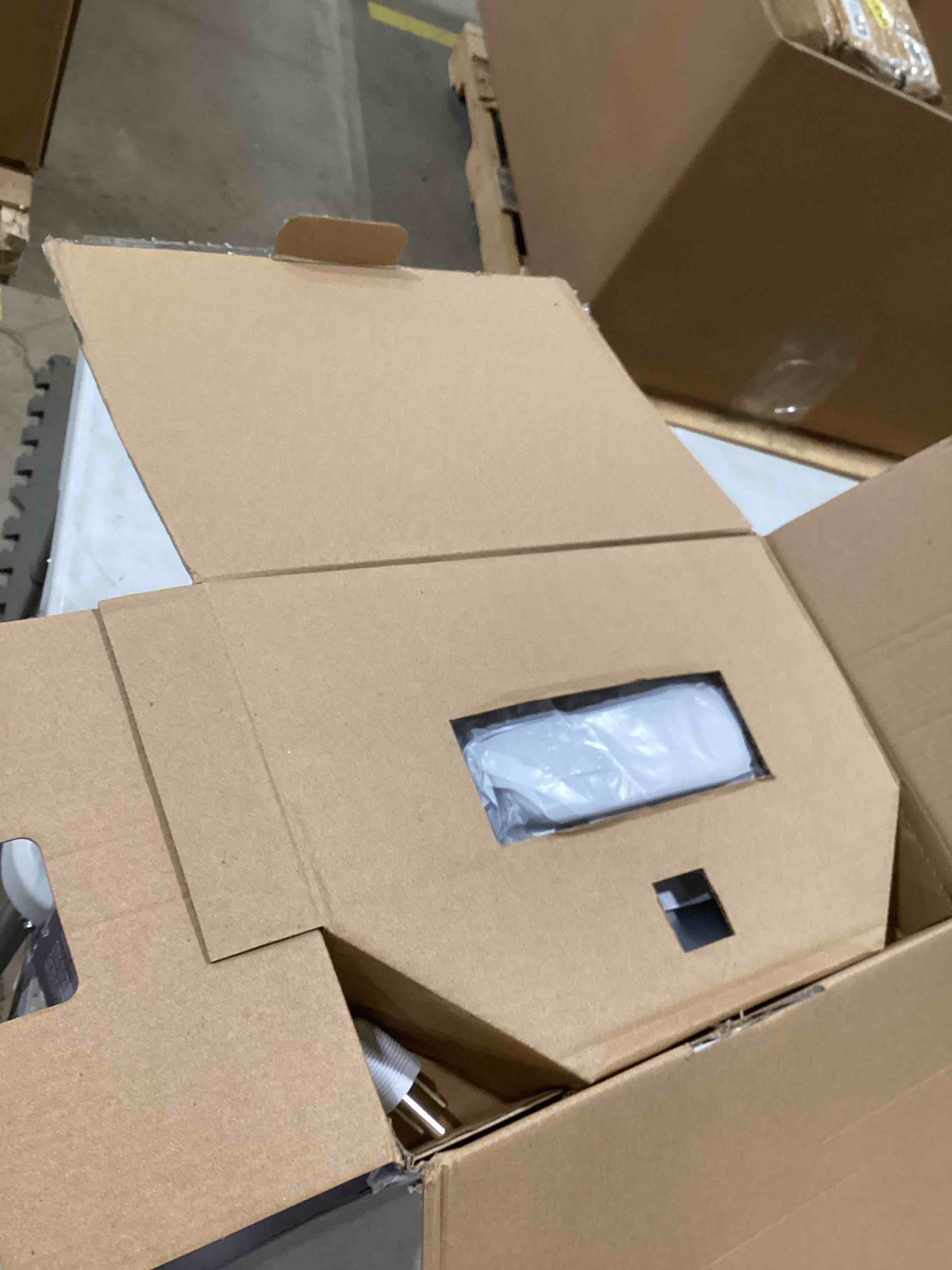 https://s3.amazonaws.com/lotting-images-prod/bidfta/RED6652592_1729688028330.jpeg