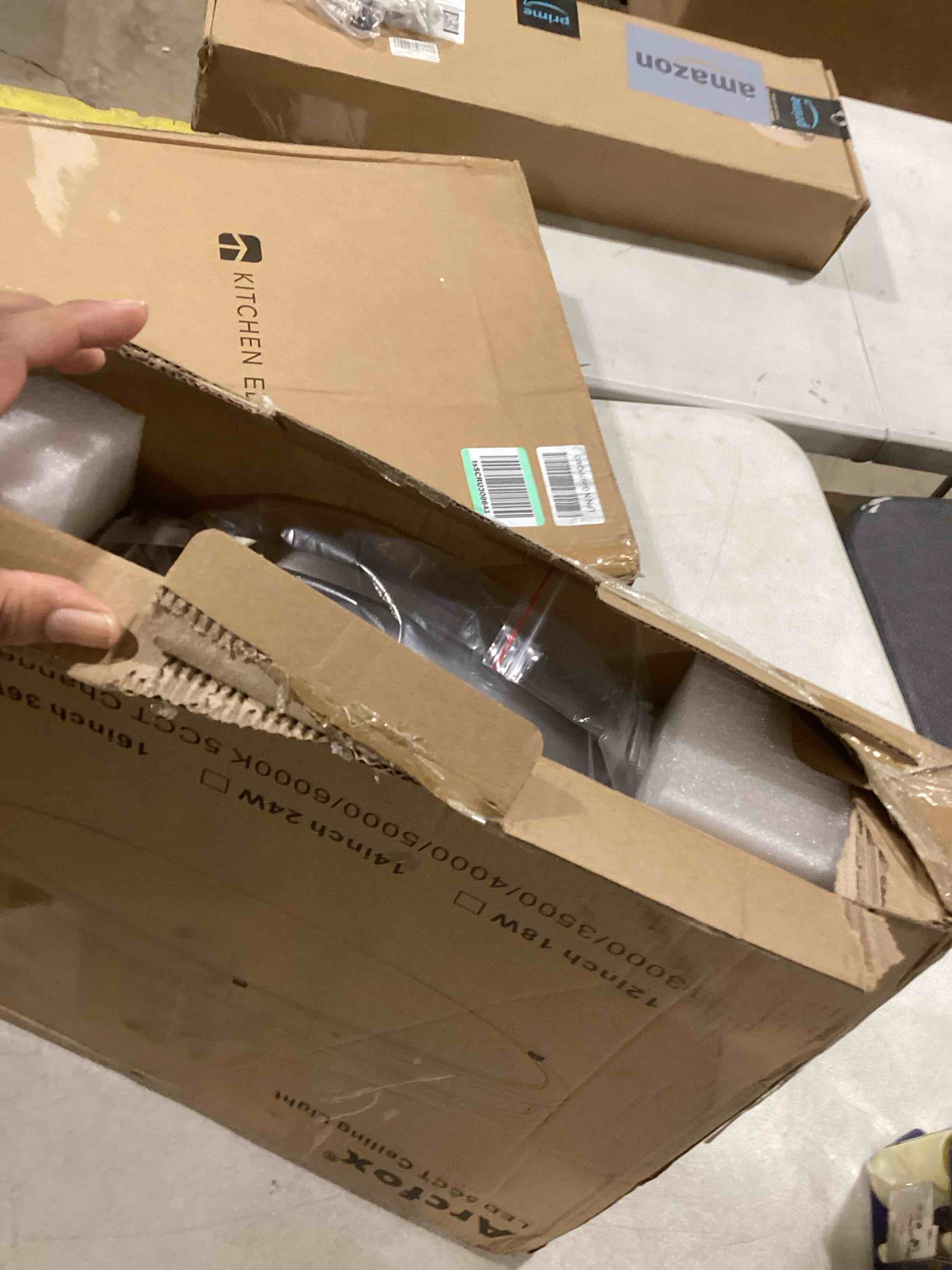 https://s3.amazonaws.com/lotting-images-prod/bidfta/RED6652904_1730117215997.jpeg