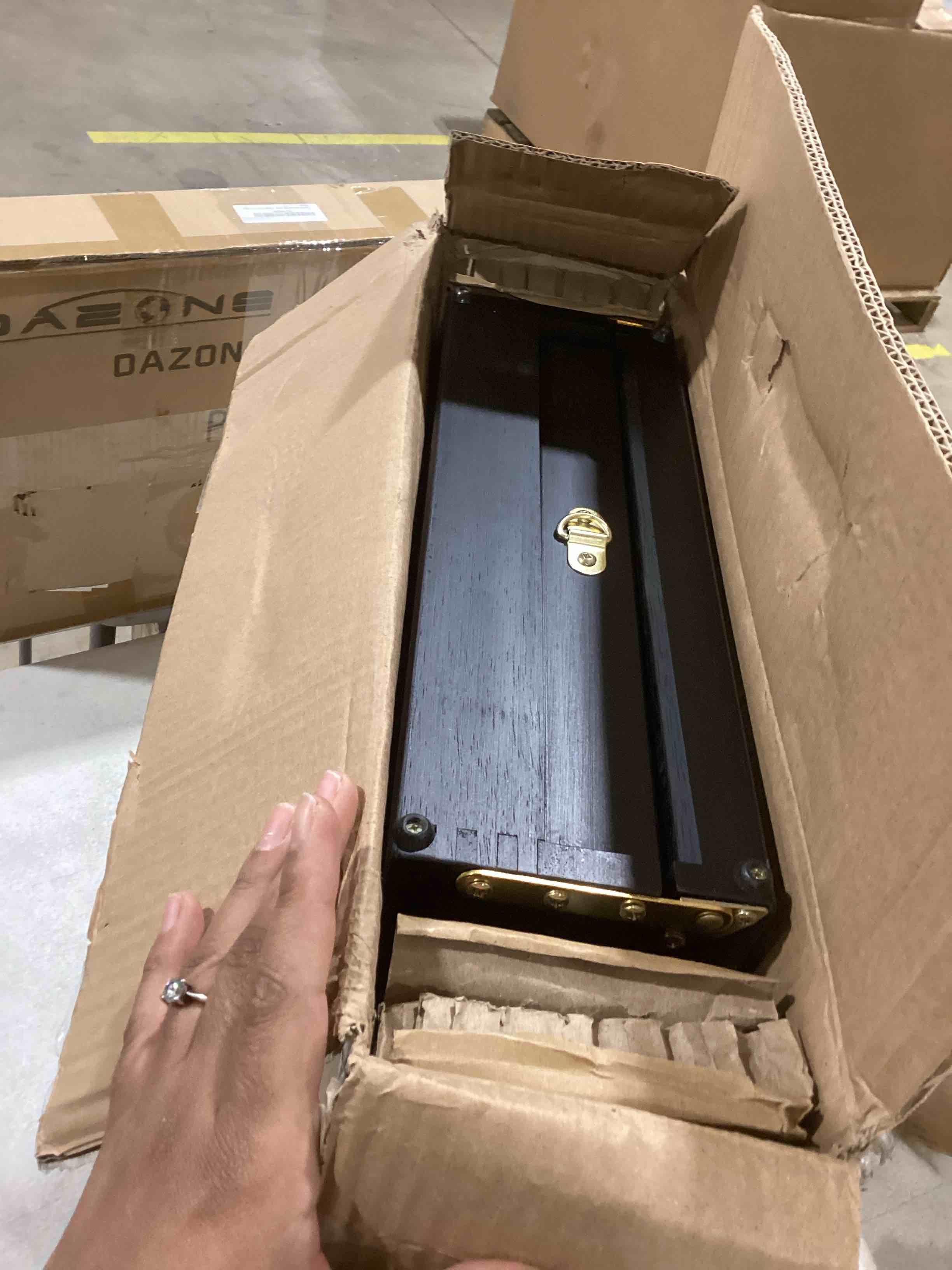 https://s3.amazonaws.com/lotting-images-prod/bidfta/RED6652907_1730117491815.jpeg