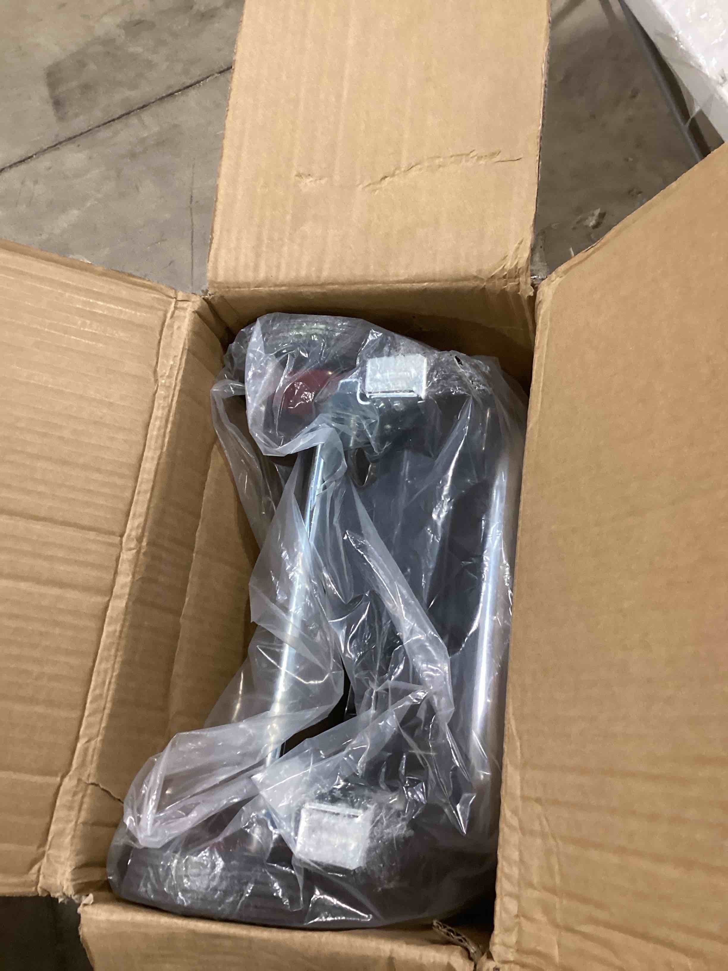 https://s3.amazonaws.com/lotting-images-prod/bidfta/RED6652910_1730117832809.jpeg