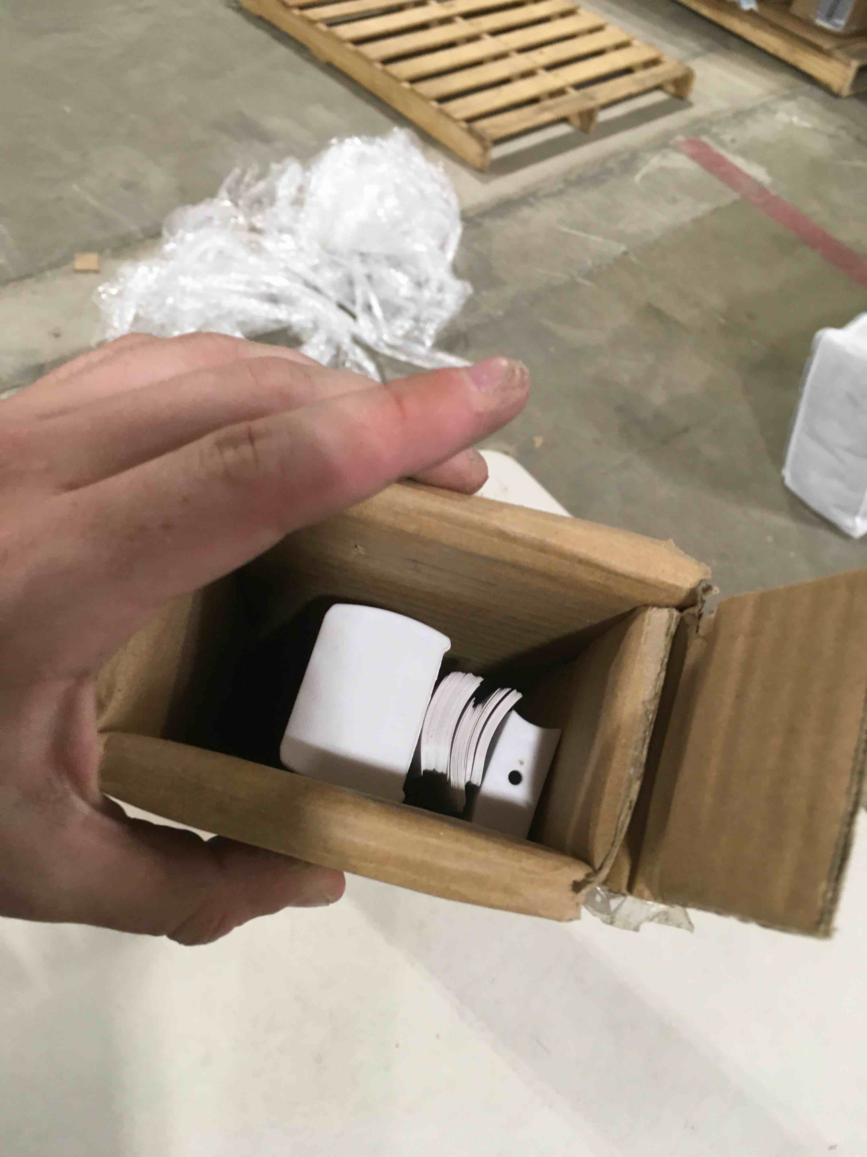 https://s3.amazonaws.com/lotting-images-prod/bidfta/RED6654974_1728068942844.jpeg