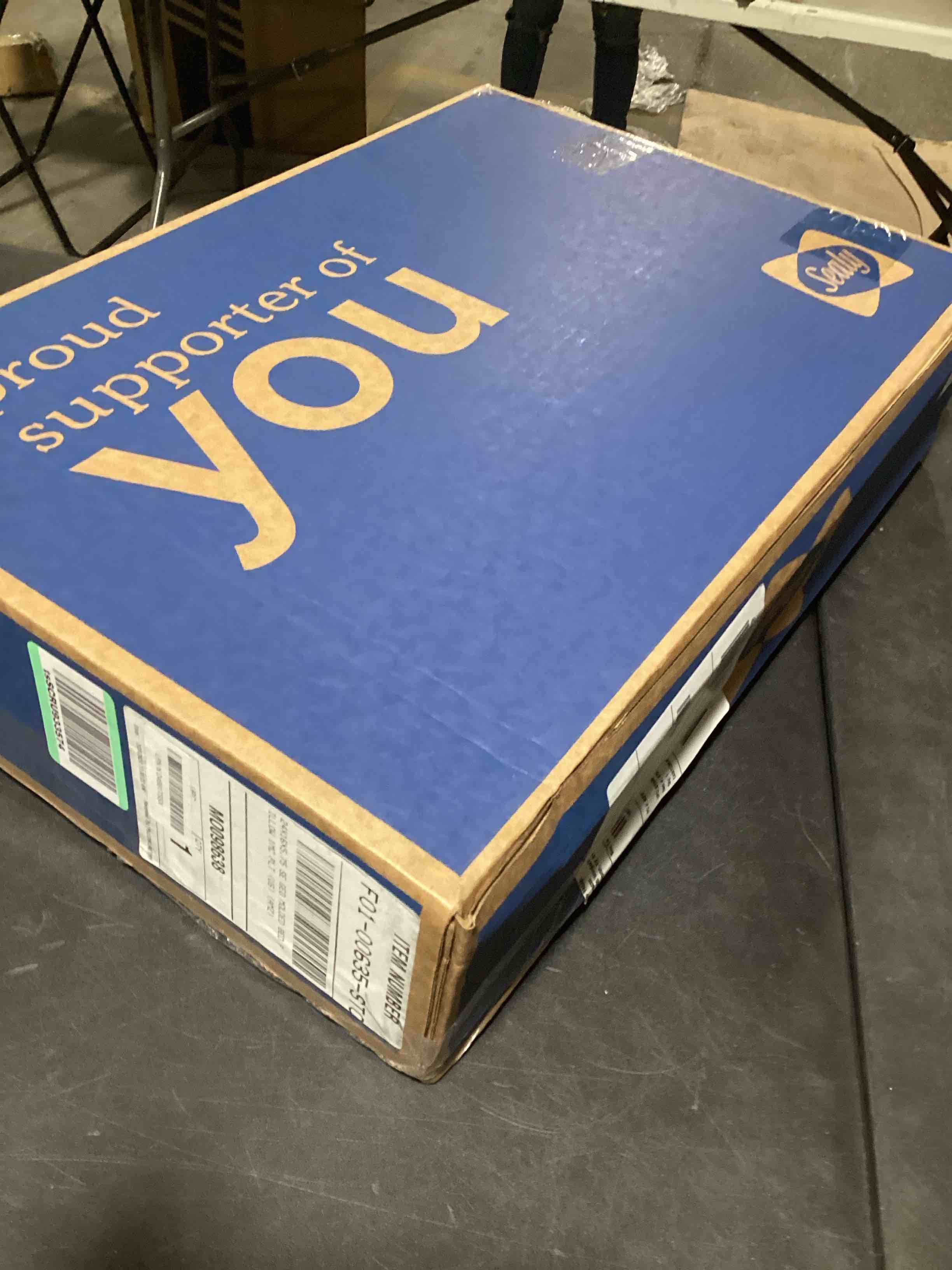 https://s3.amazonaws.com/lotting-images-prod/bidfta/RED6661228_1730116623751.jpeg