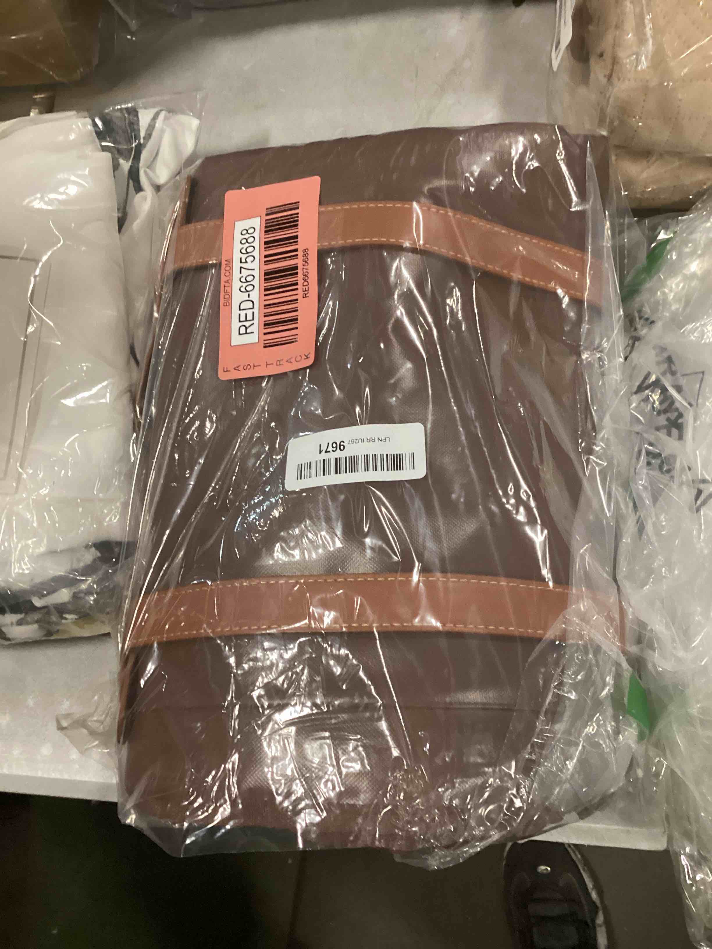 https://s3.amazonaws.com/lotting-images-prod/bidfta/RED6675688_1722352082249.jpeg