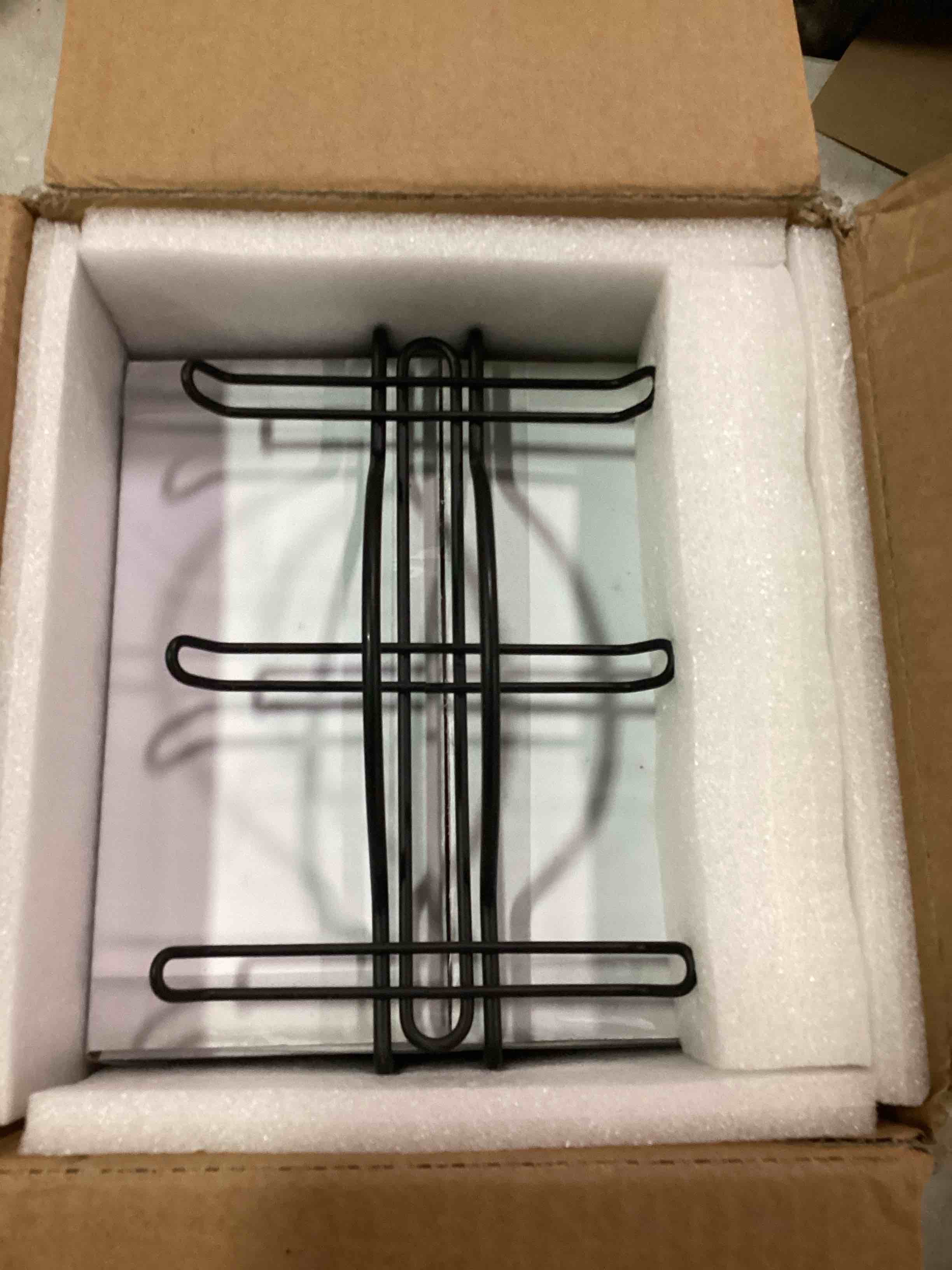 https://s3.amazonaws.com/lotting-images-prod/bidfta/RED6678502_1722274168413.jpeg