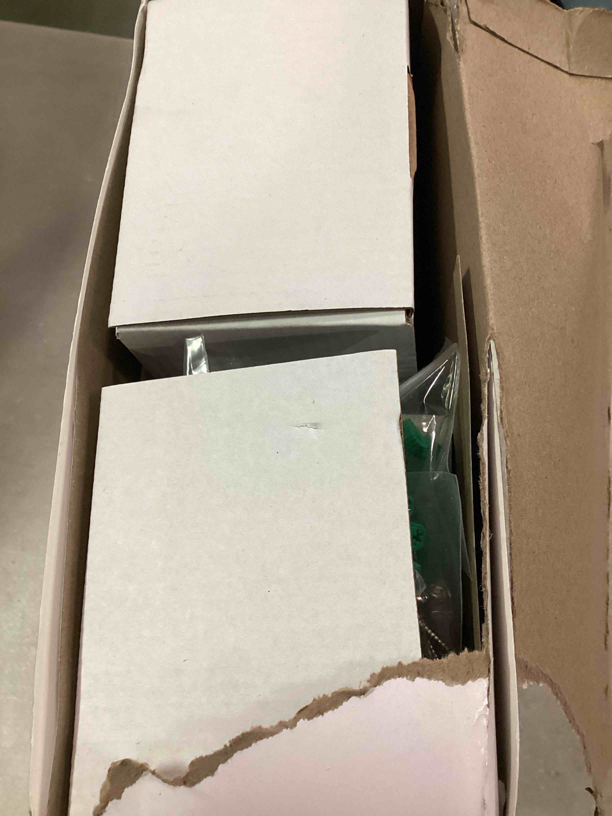 https://s3.amazonaws.com/lotting-images-prod/bidfta/RED6679060_1722514016494.jpeg