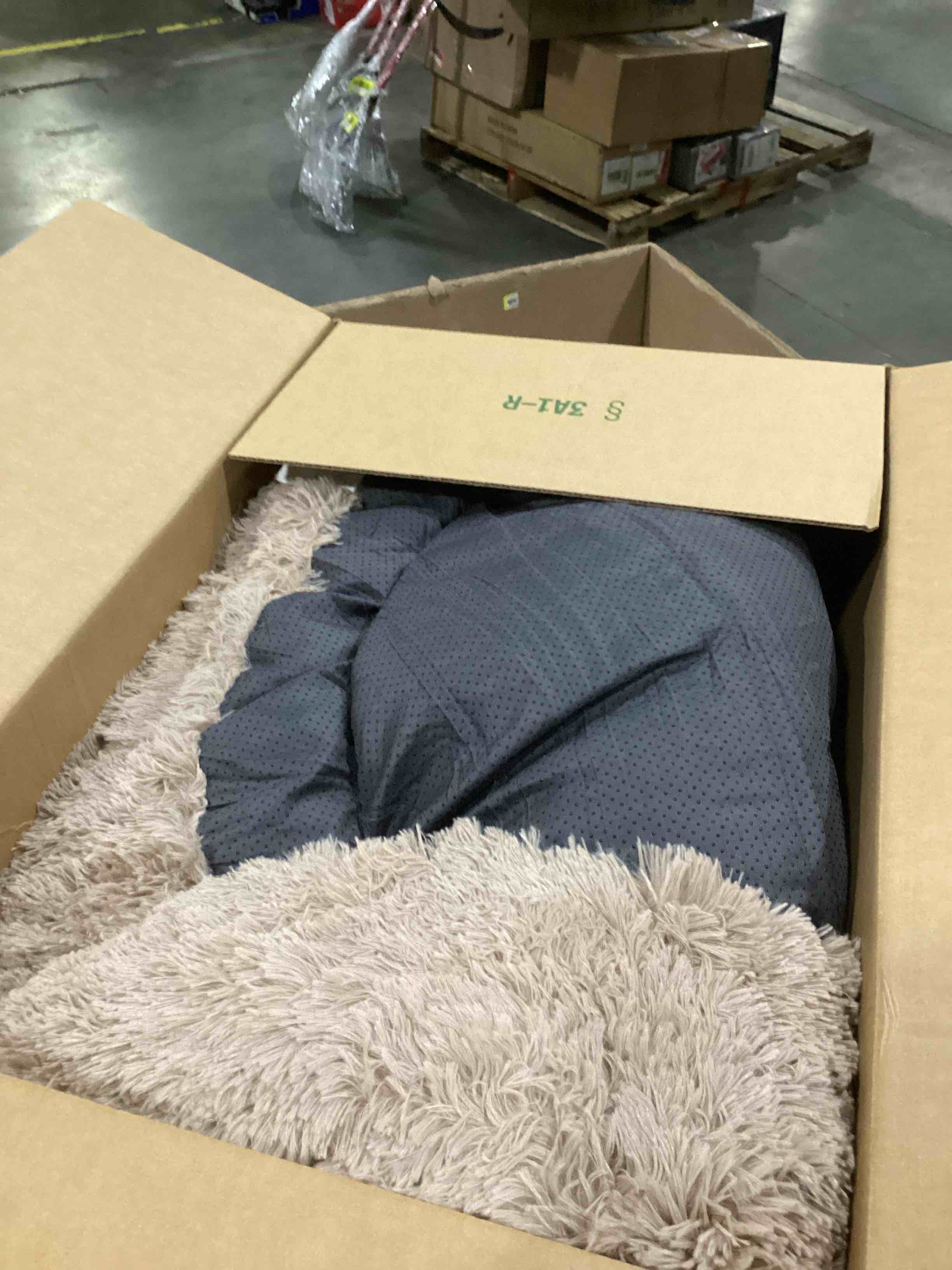 https://s3.amazonaws.com/lotting-images-prod/bidfta/RED6680153_1733168044891.jpeg