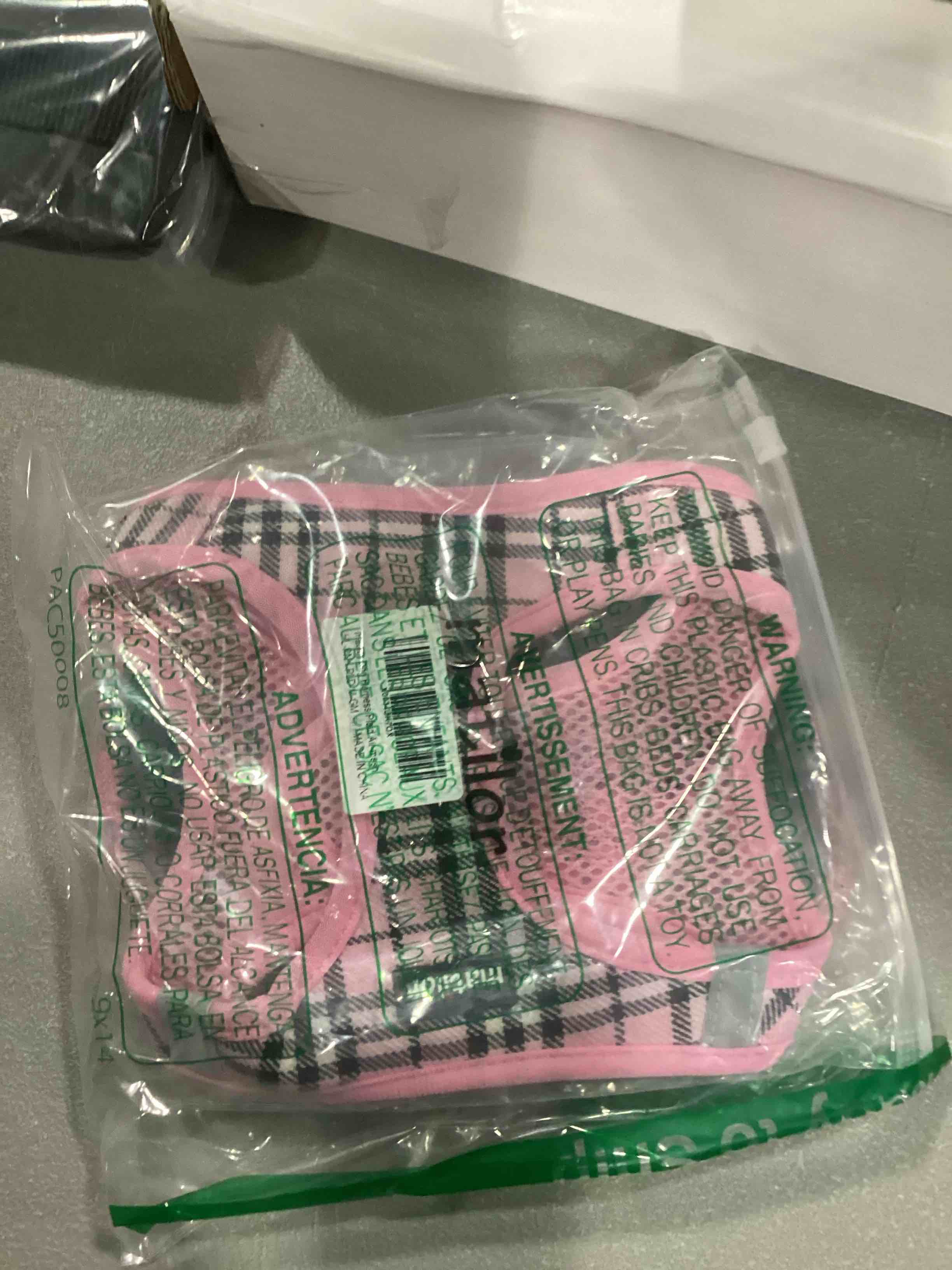 https://s3.amazonaws.com/lotting-images-prod/bidfta/RED6680653_1733401078128.jpeg