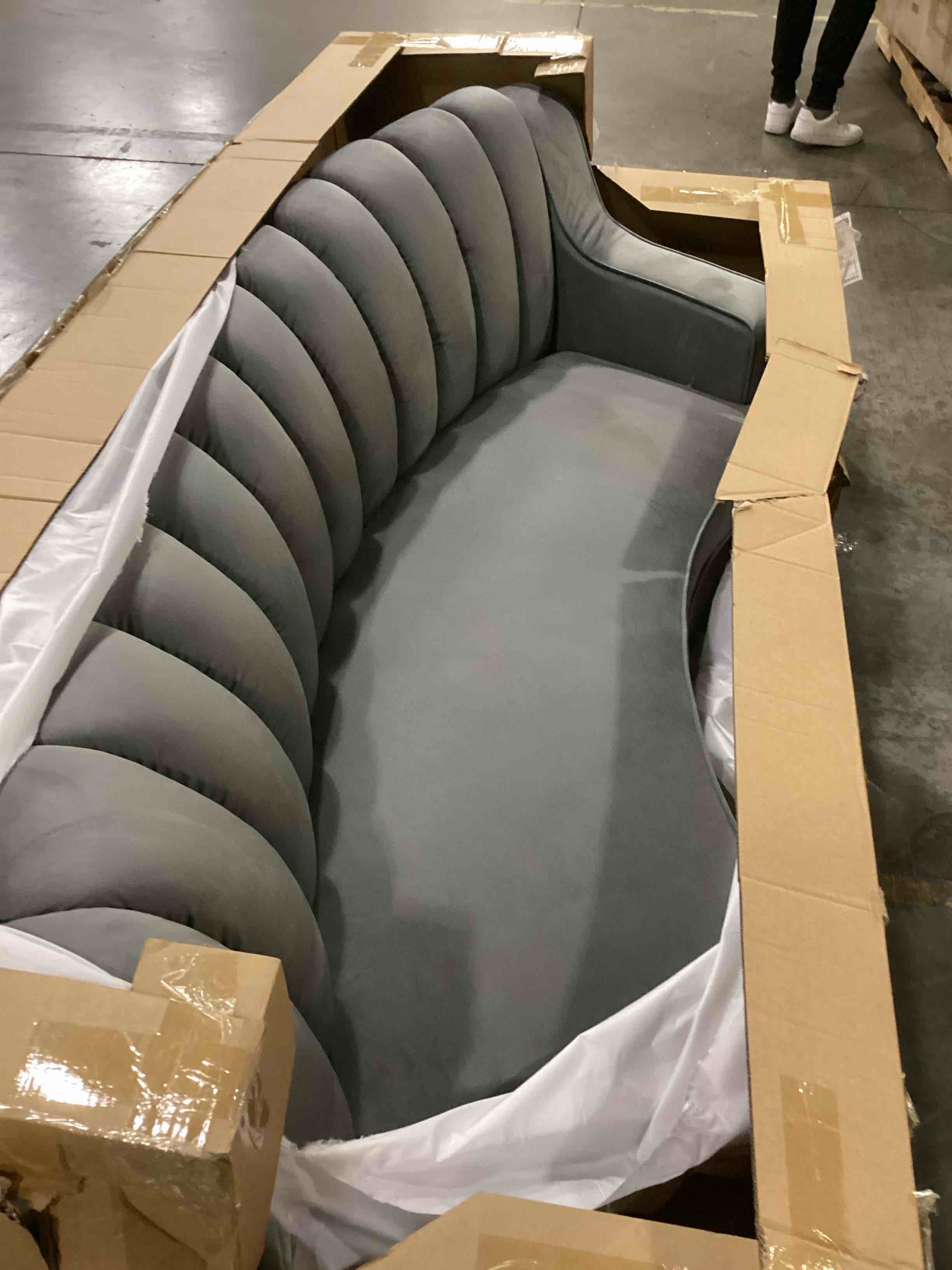 https://s3.amazonaws.com/lotting-images-prod/bidfta/RED6682059_1732710236917.jpeg