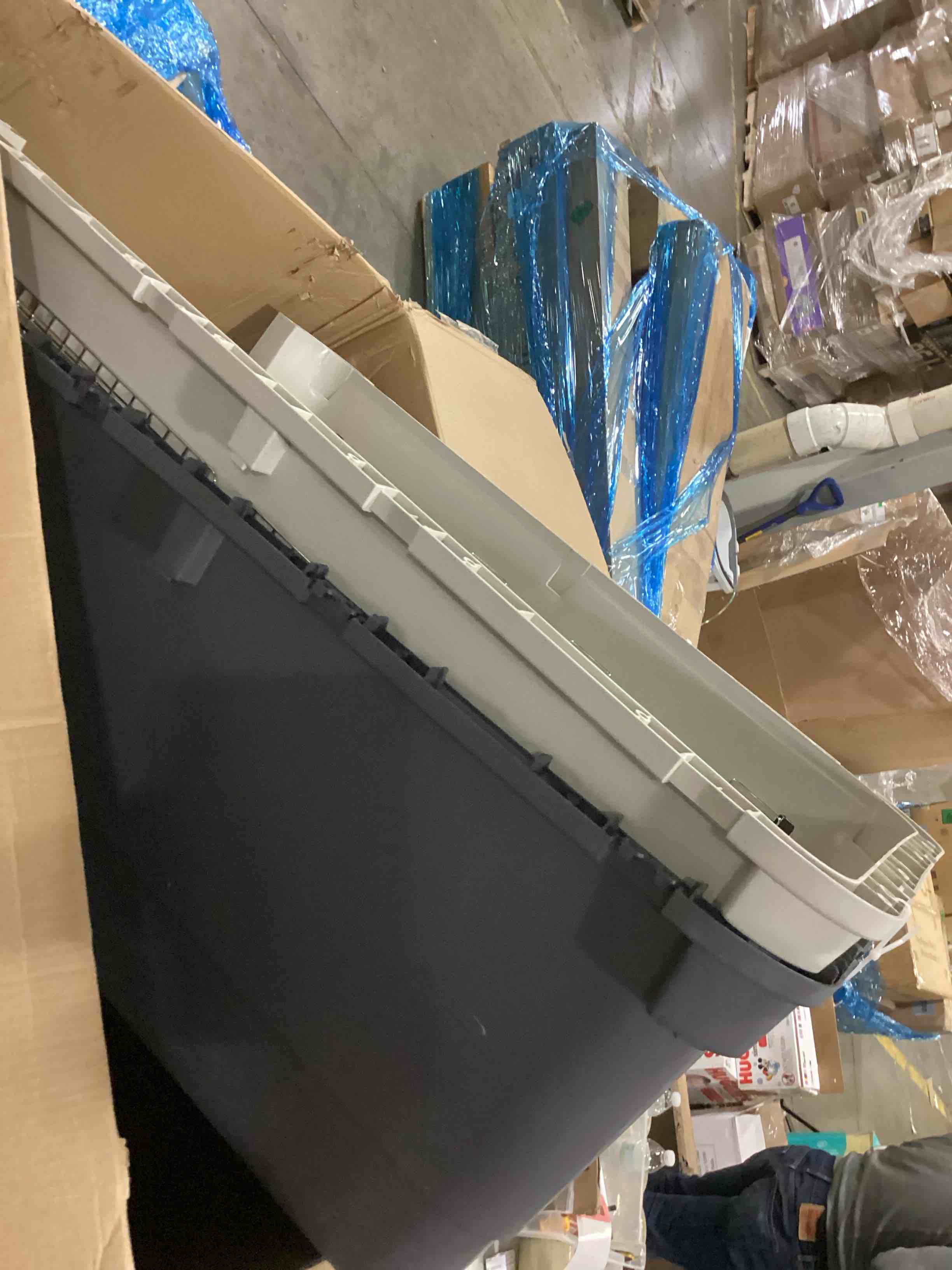 https://s3.amazonaws.com/lotting-images-prod/bidfta/RED6682212_1732901966347.jpeg