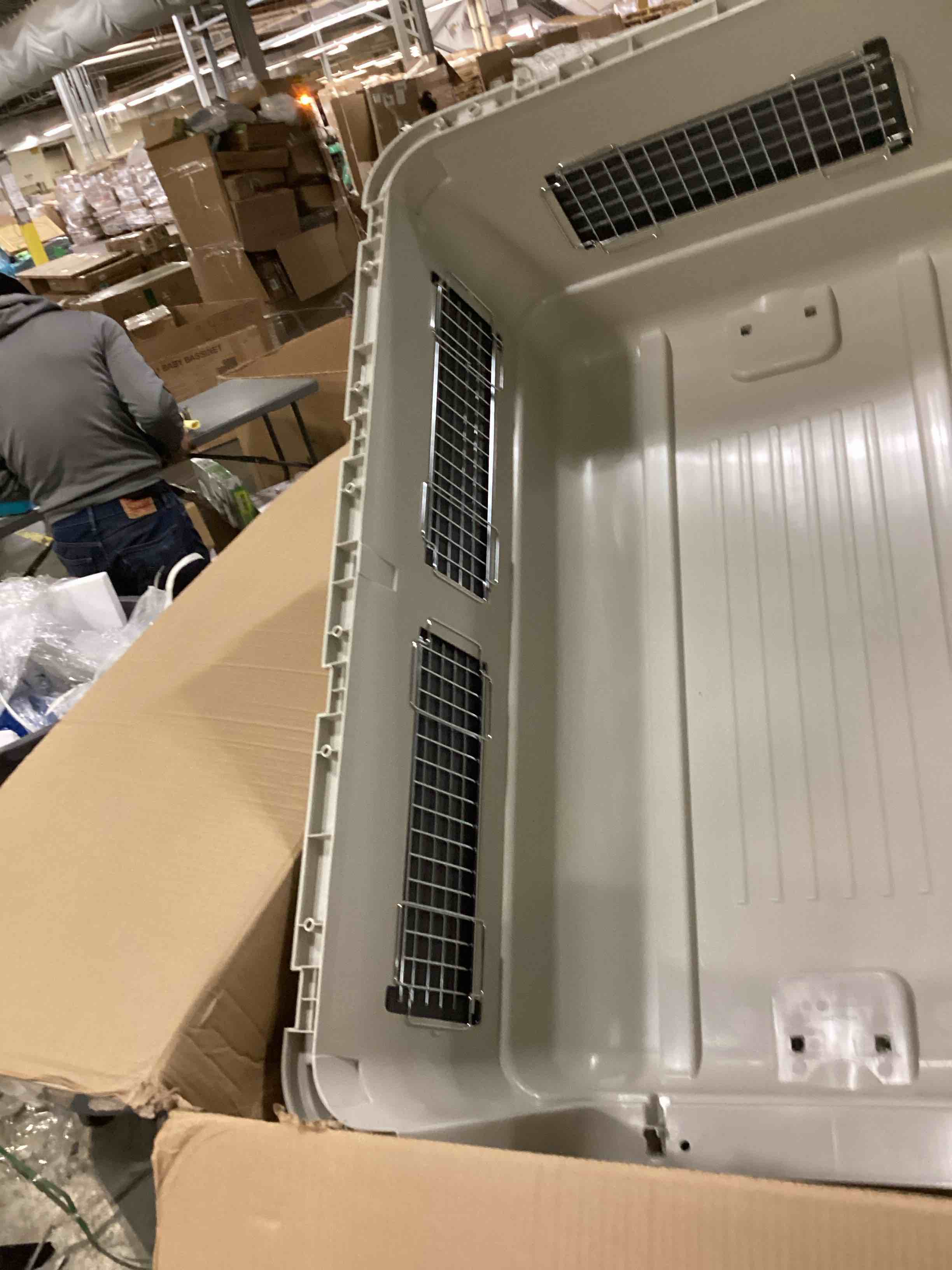 https://s3.amazonaws.com/lotting-images-prod/bidfta/RED6682212_1732901978812.jpeg
