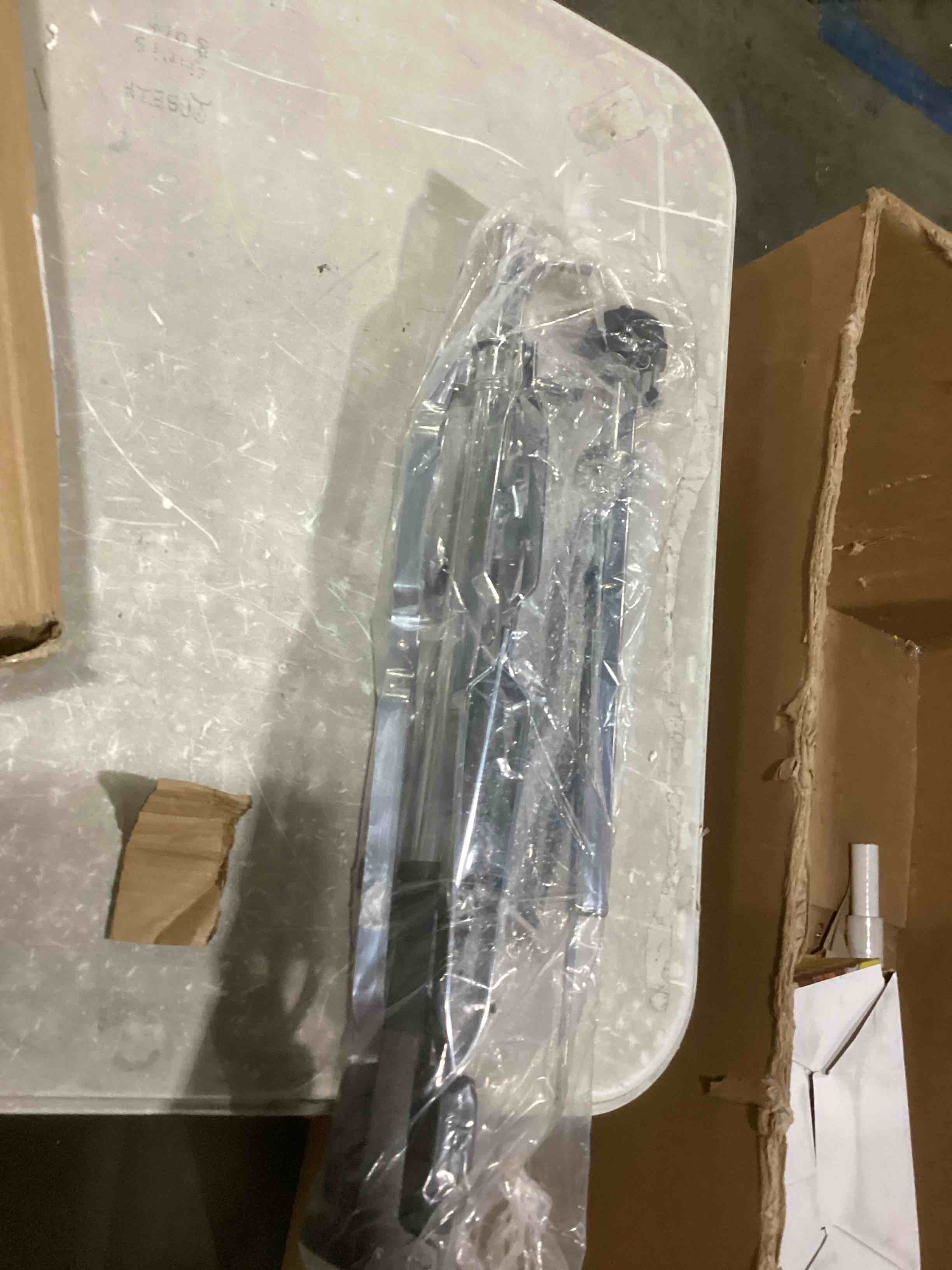 https://s3.amazonaws.com/lotting-images-prod/bidfta/RED6682442_1733251558949.jpeg