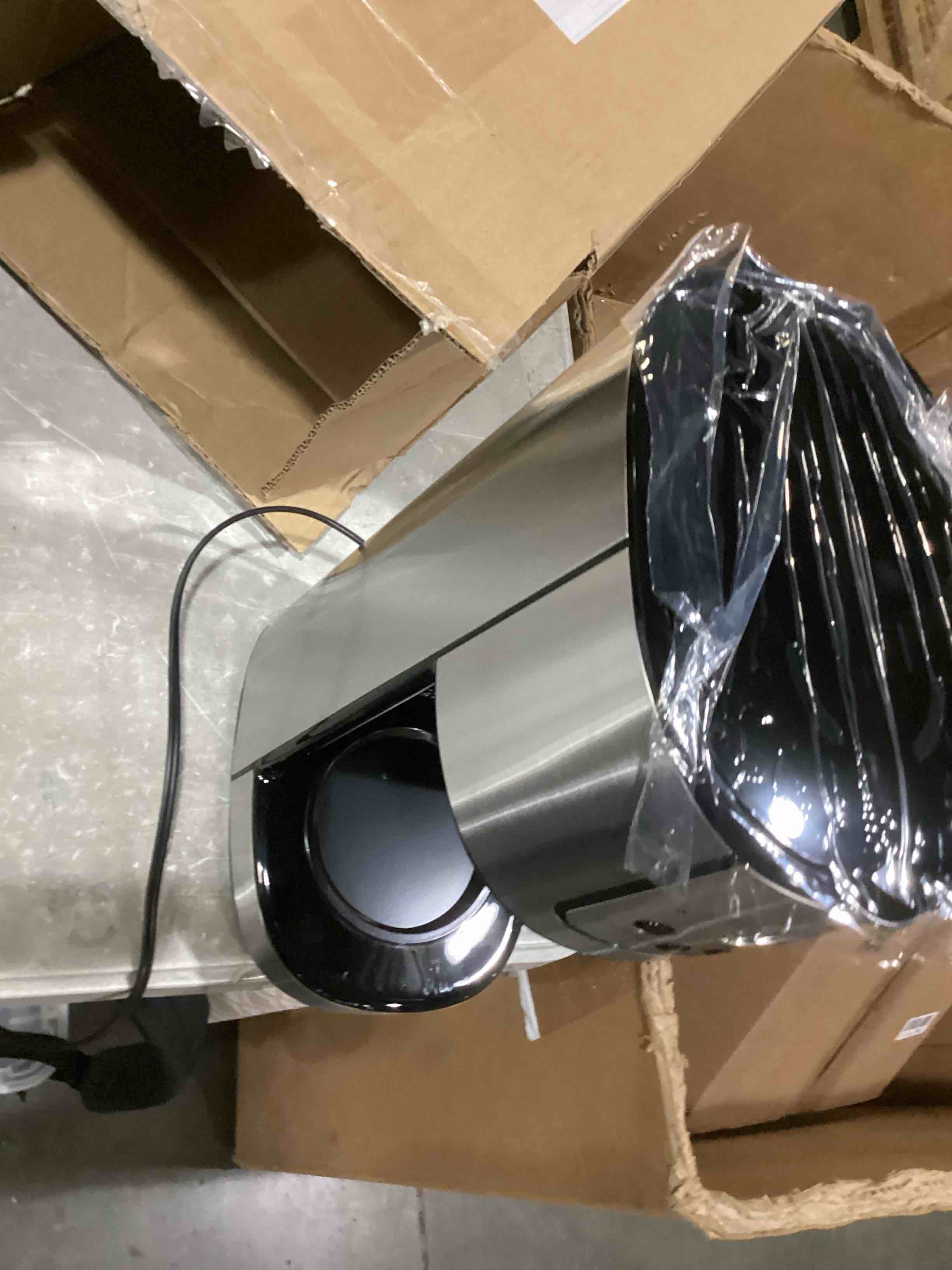 https://s3.amazonaws.com/lotting-images-prod/bidfta/RED6682718_1733487687504.jpeg