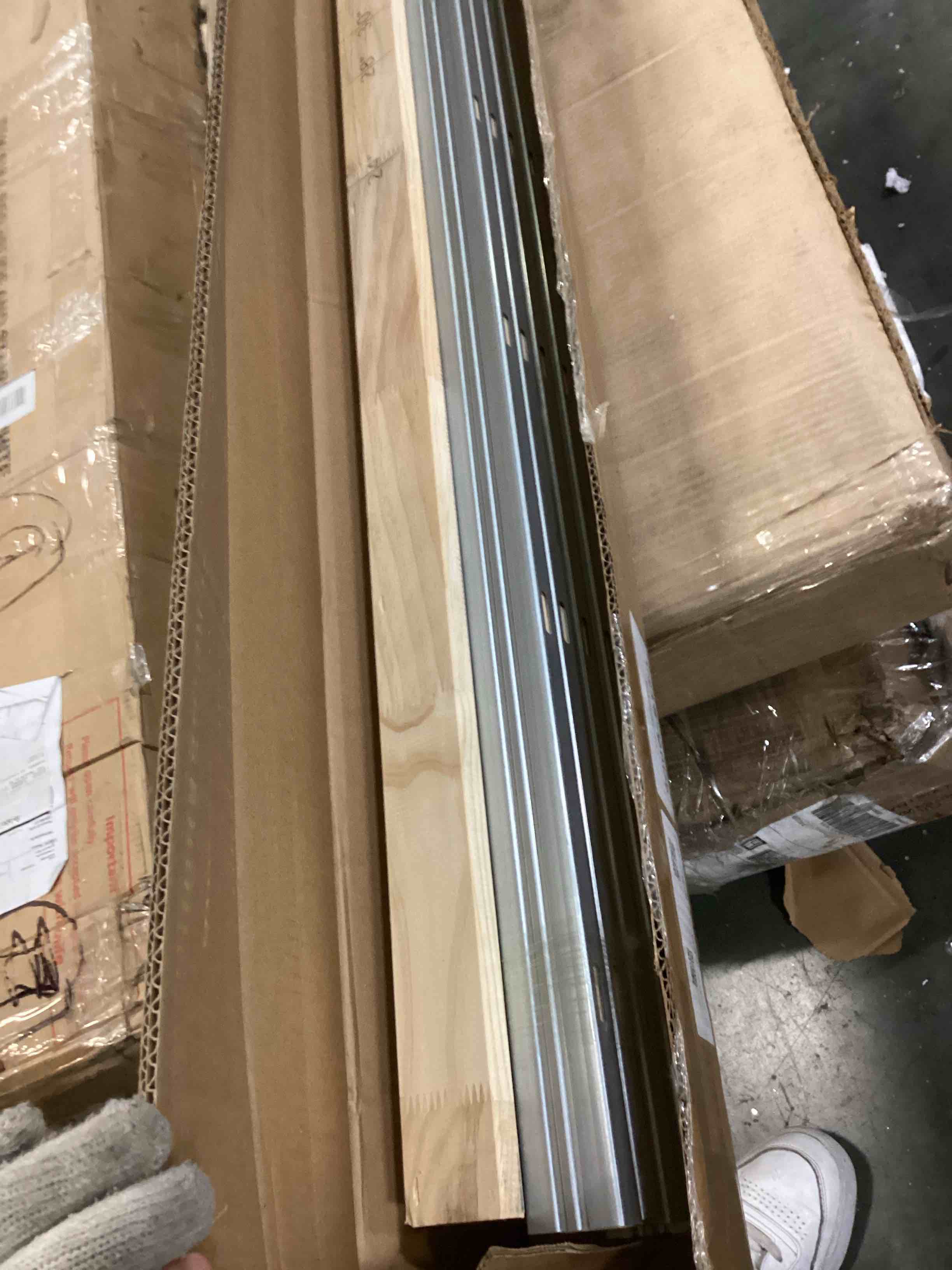 https://s3.amazonaws.com/lotting-images-prod/bidfta/RED6683073_1732646695520.jpeg
