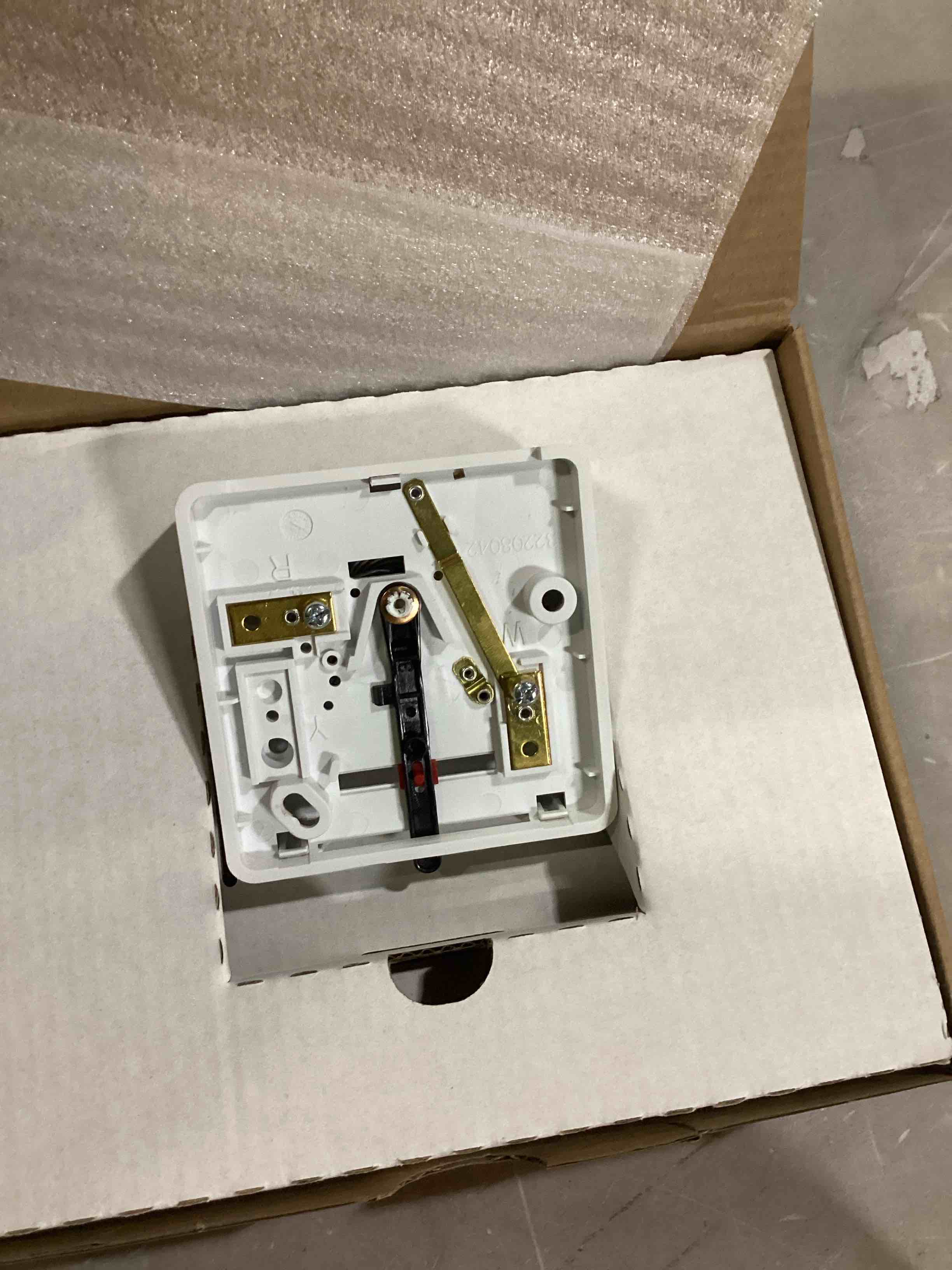 https://s3.amazonaws.com/lotting-images-prod/bidfta/RED6683357_1733161857376.jpeg