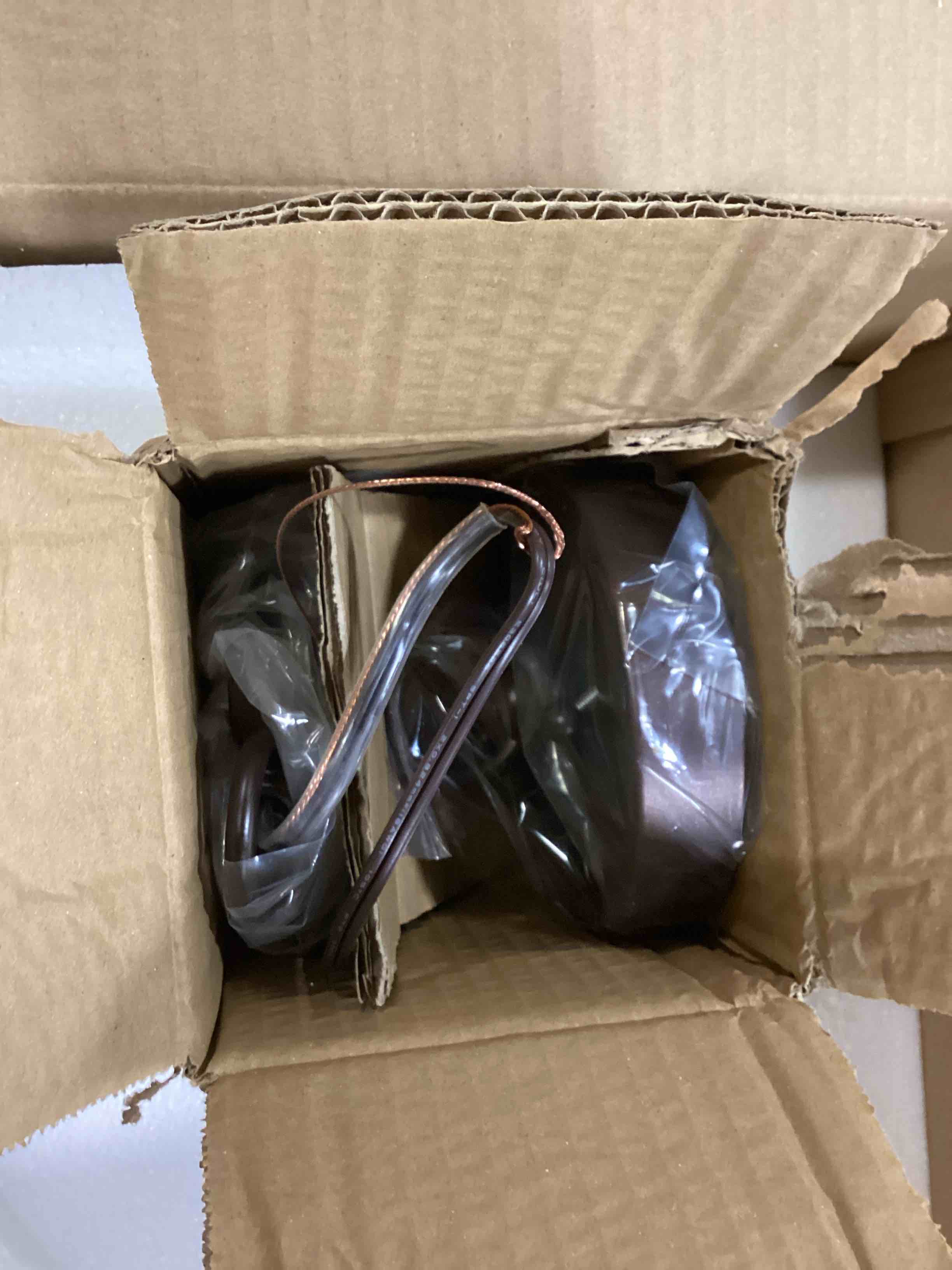 https://s3.amazonaws.com/lotting-images-prod/bidfta/RED6683420_1733230227289.jpeg