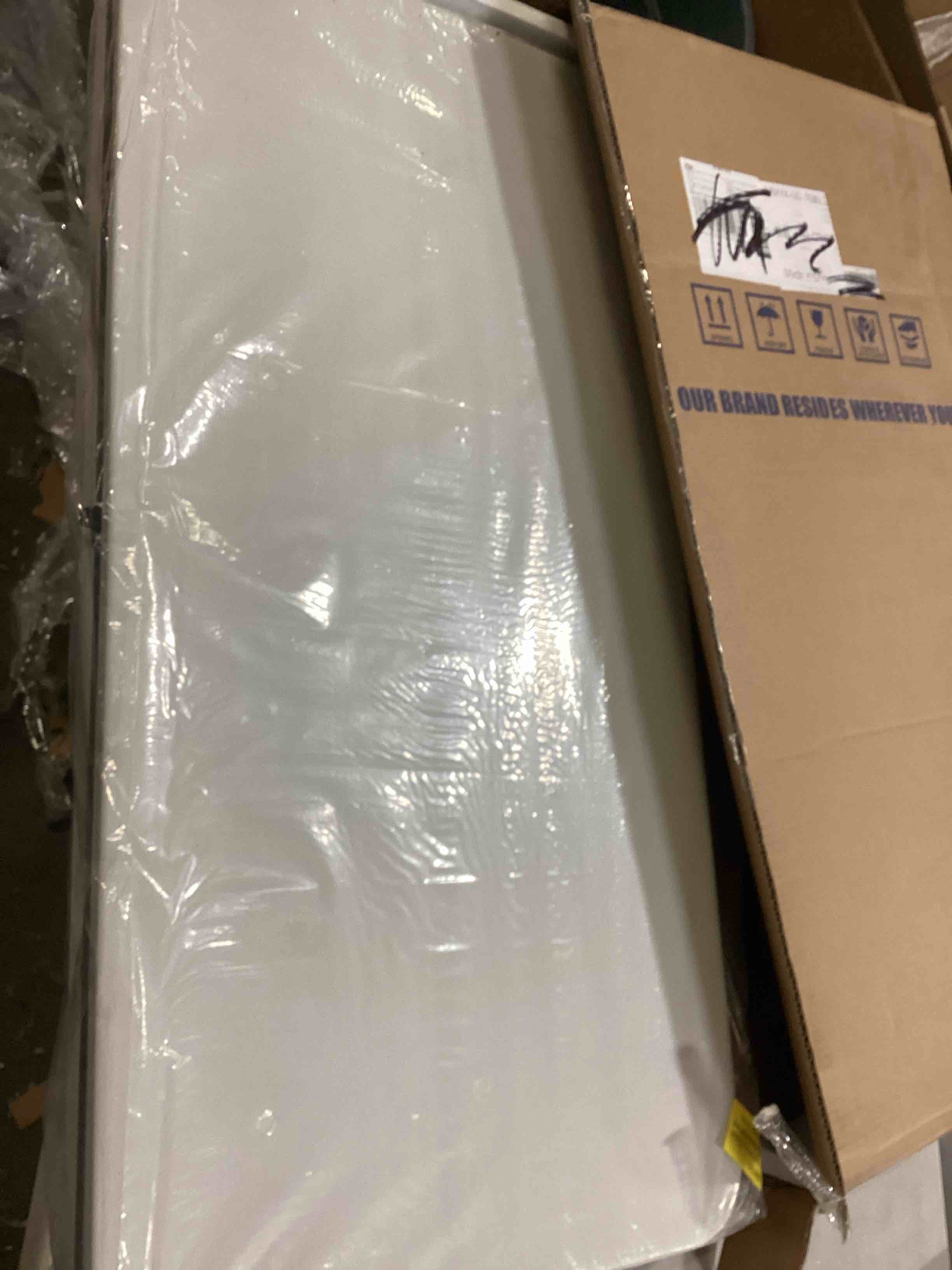 https://s3.amazonaws.com/lotting-images-prod/bidfta/RED6683712_1733403701168.jpeg