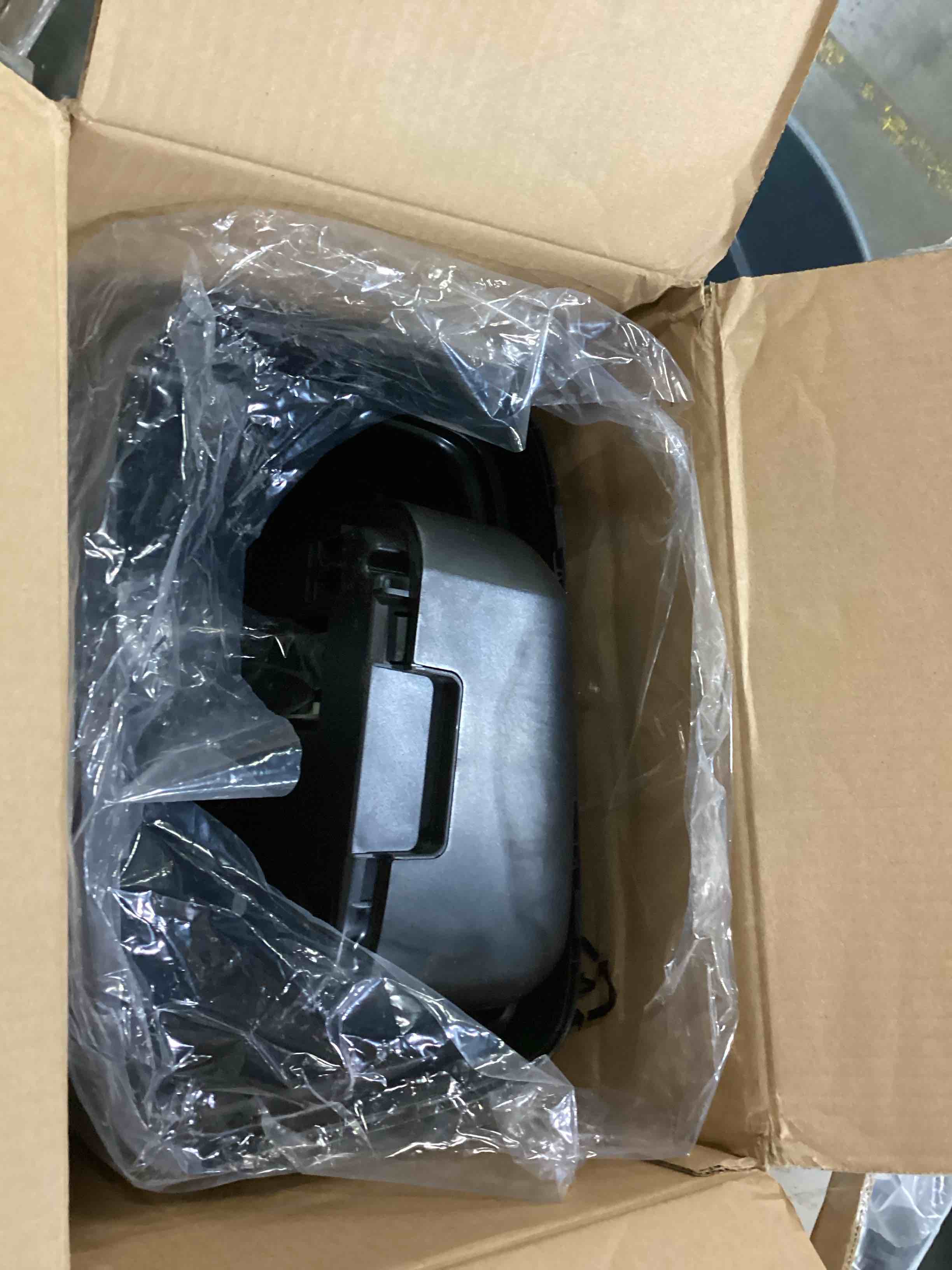 https://s3.amazonaws.com/lotting-images-prod/bidfta/RED6683815_1733494751448.jpeg