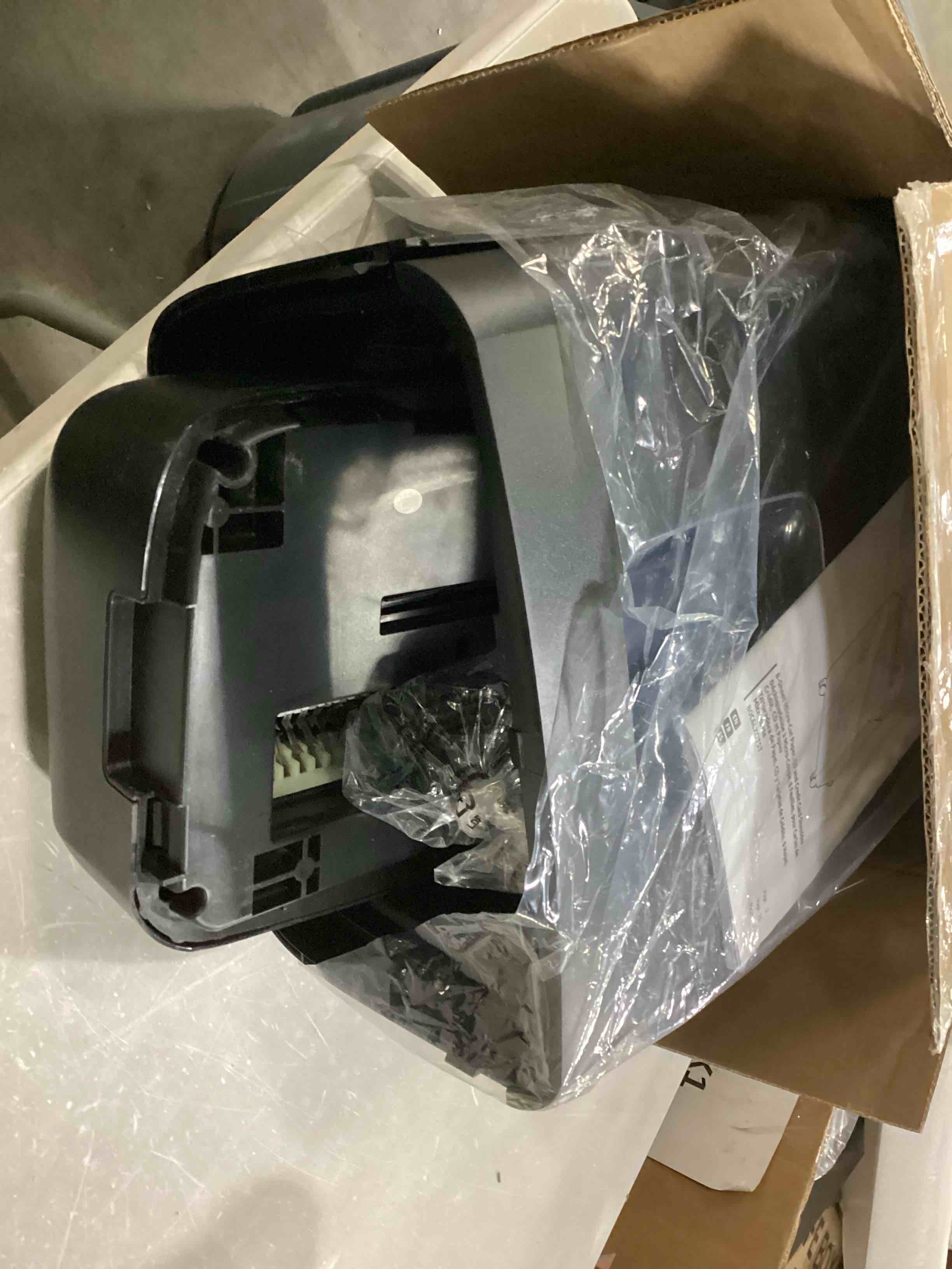 https://s3.amazonaws.com/lotting-images-prod/bidfta/RED6683815_1733494770135.jpeg