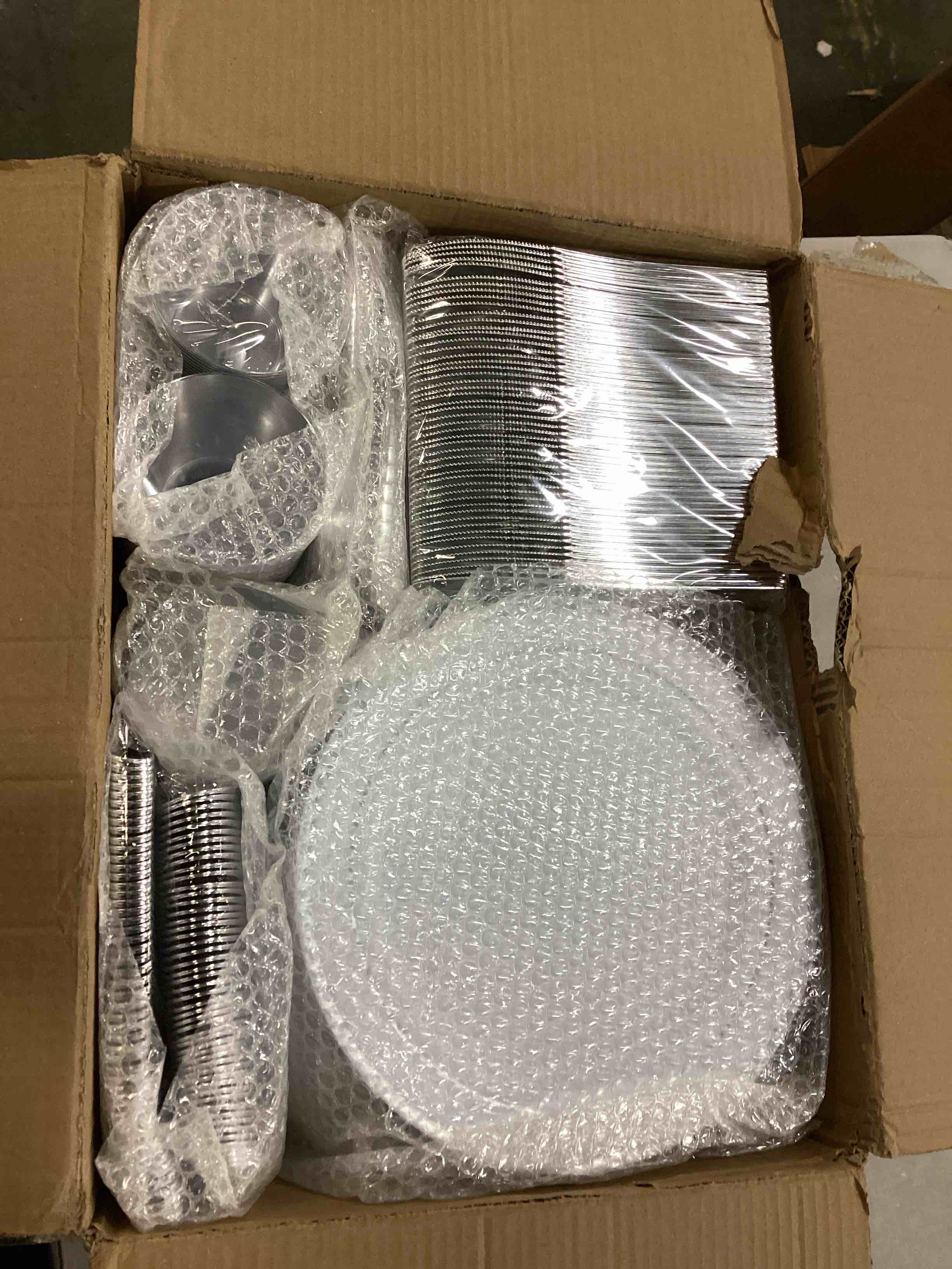 https://s3.amazonaws.com/lotting-images-prod/bidfta/RED6684158_1734009719408.jpeg