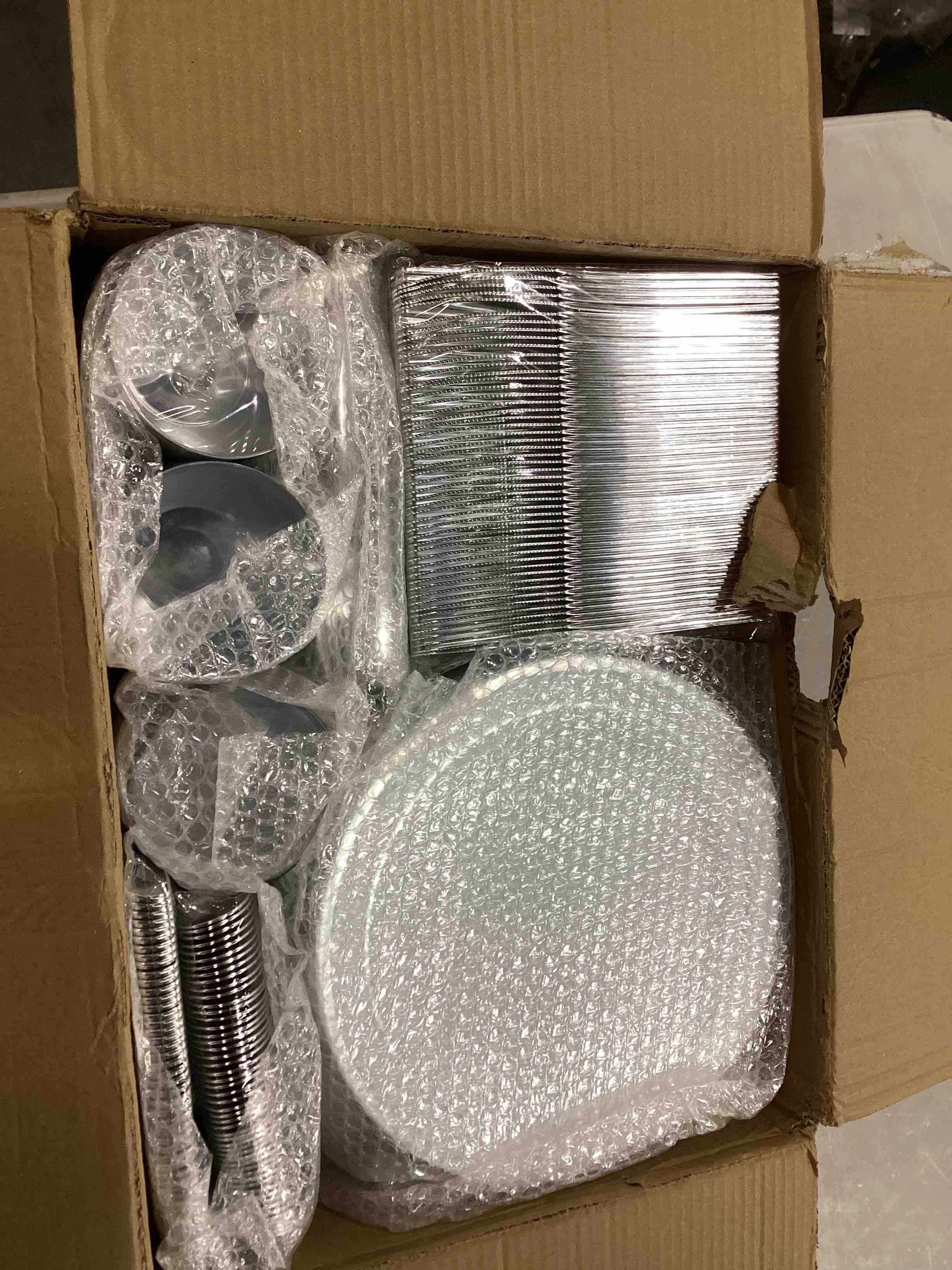 https://s3.amazonaws.com/lotting-images-prod/bidfta/RED6684158_1734009721557.jpeg