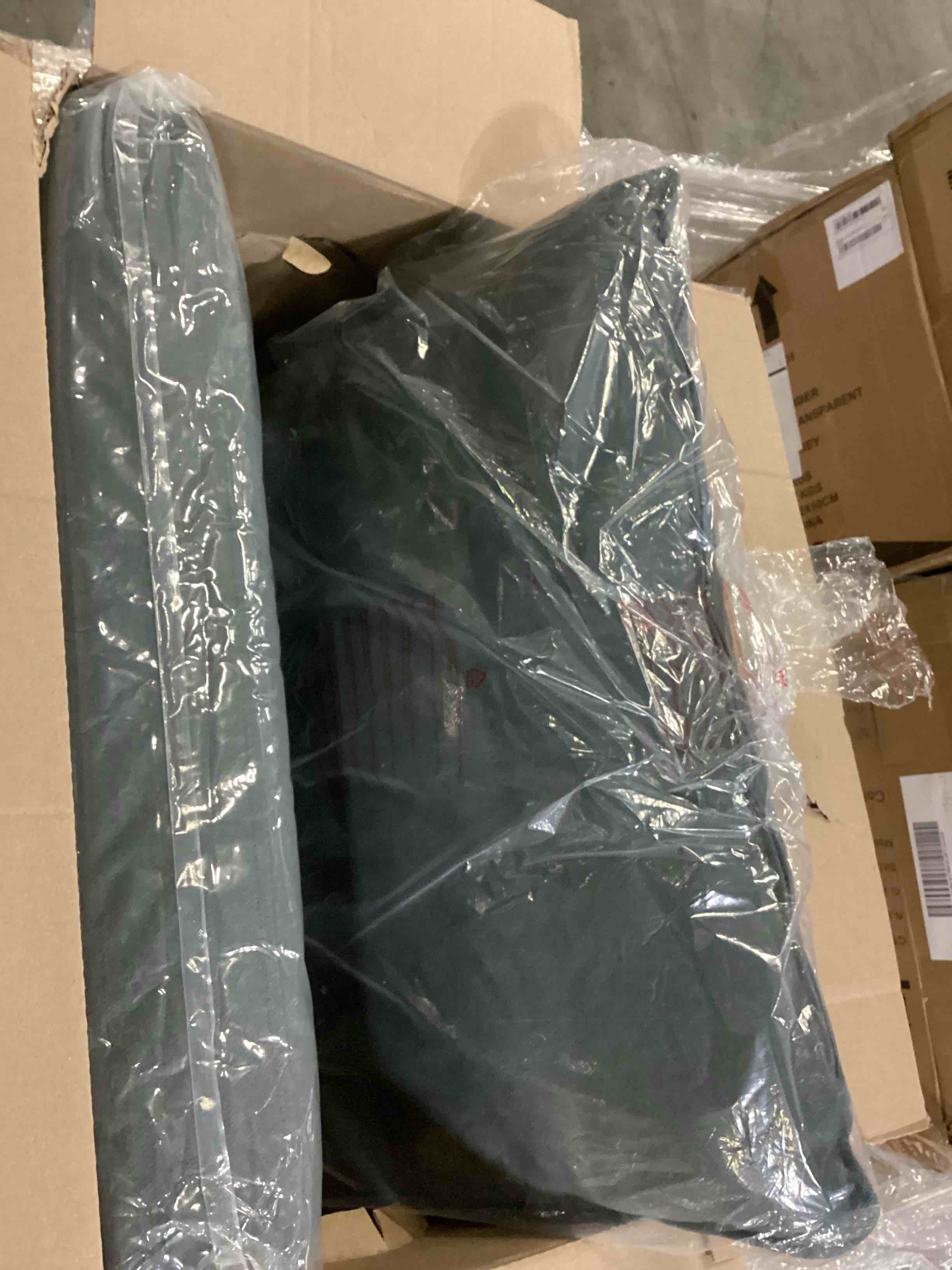 https://s3.amazonaws.com/lotting-images-prod/bidfta/RED6684361_1734616543167.jpeg