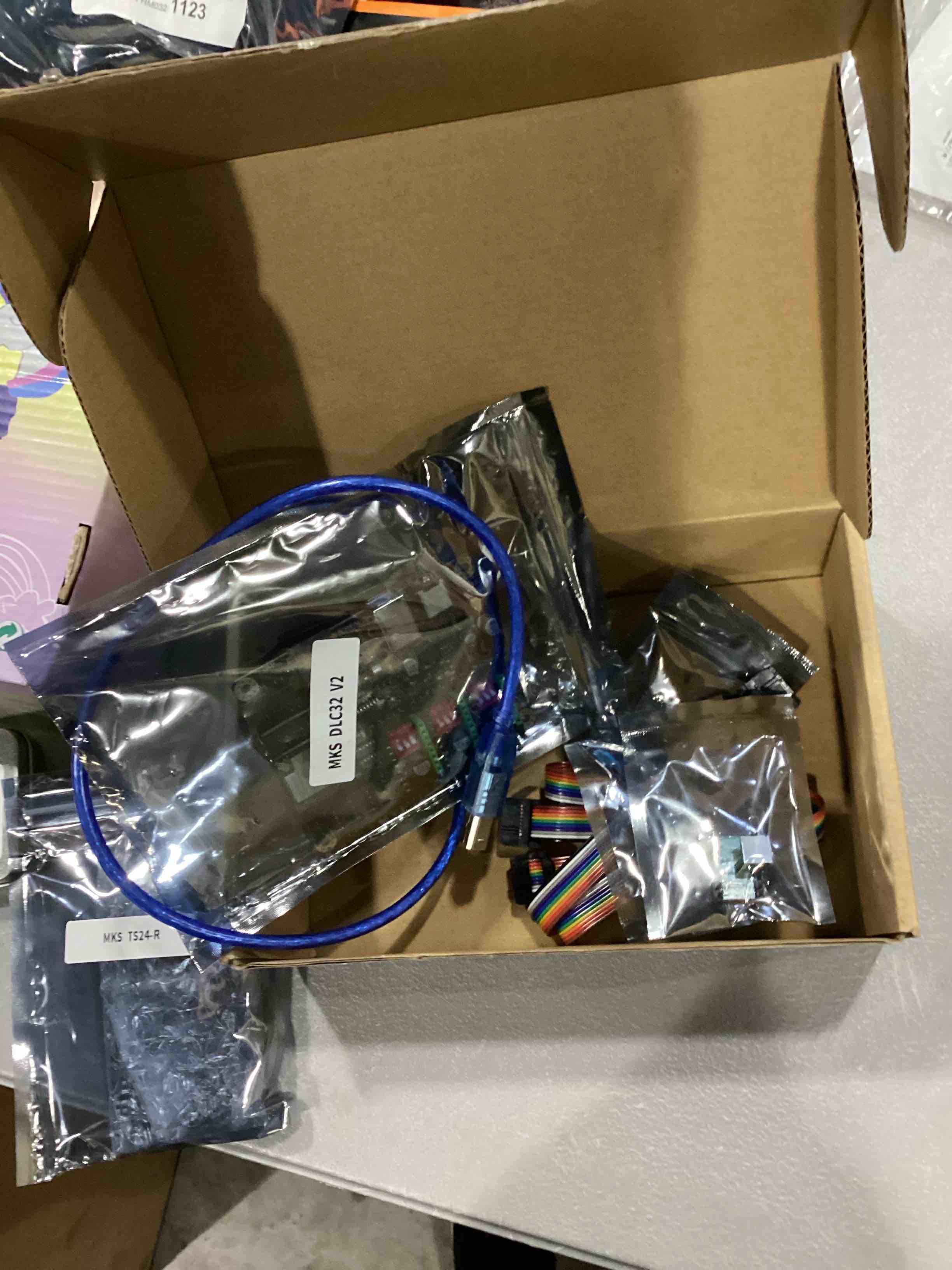 https://s3.amazonaws.com/lotting-images-prod/bidfta/RED6685441_1732285420867.jpeg
