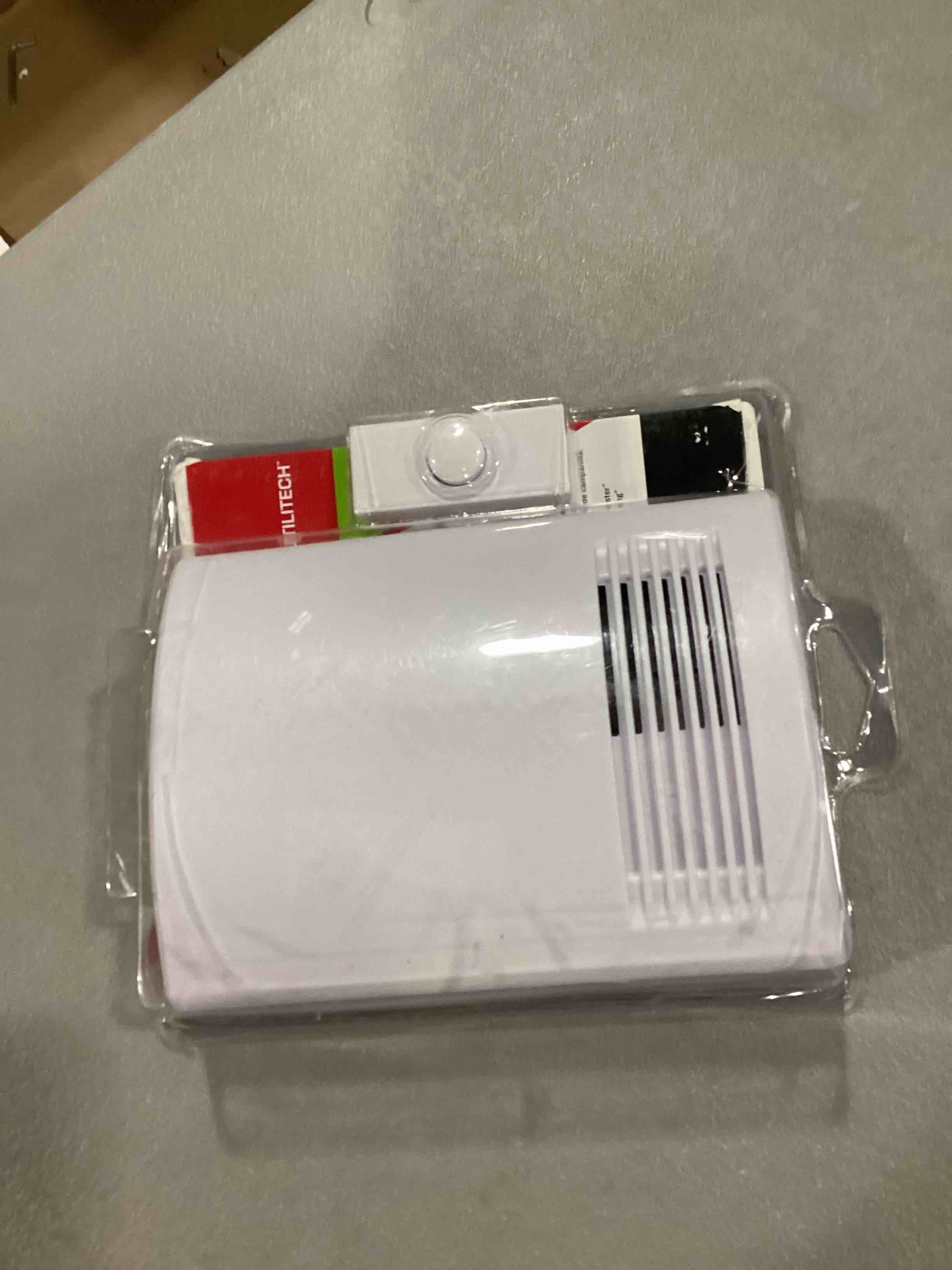 https://s3.amazonaws.com/lotting-images-prod/bidfta/RED6685679_1732552917815.jpeg