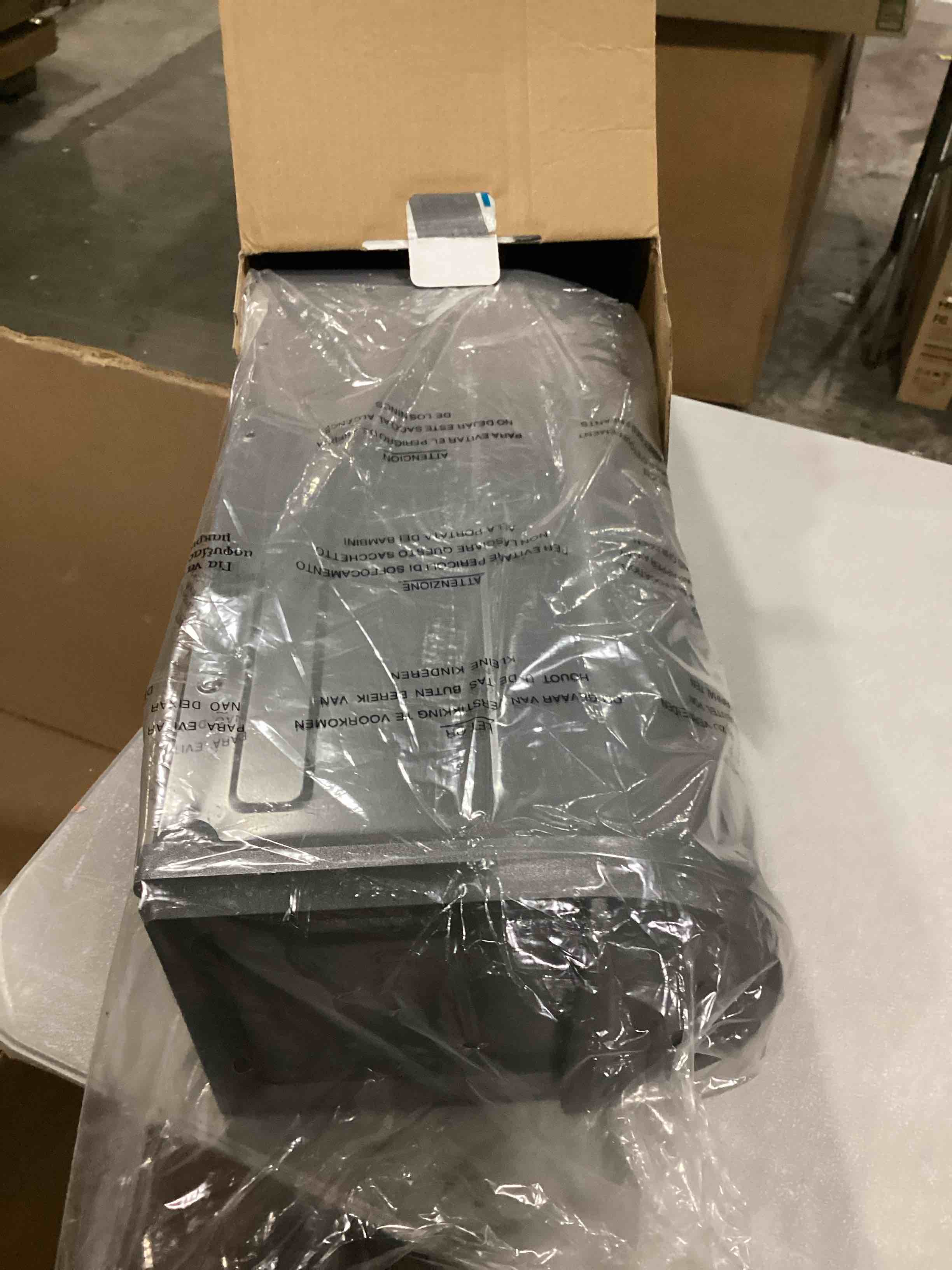 https://s3.amazonaws.com/lotting-images-prod/bidfta/RED6685851_1732651576867.jpeg