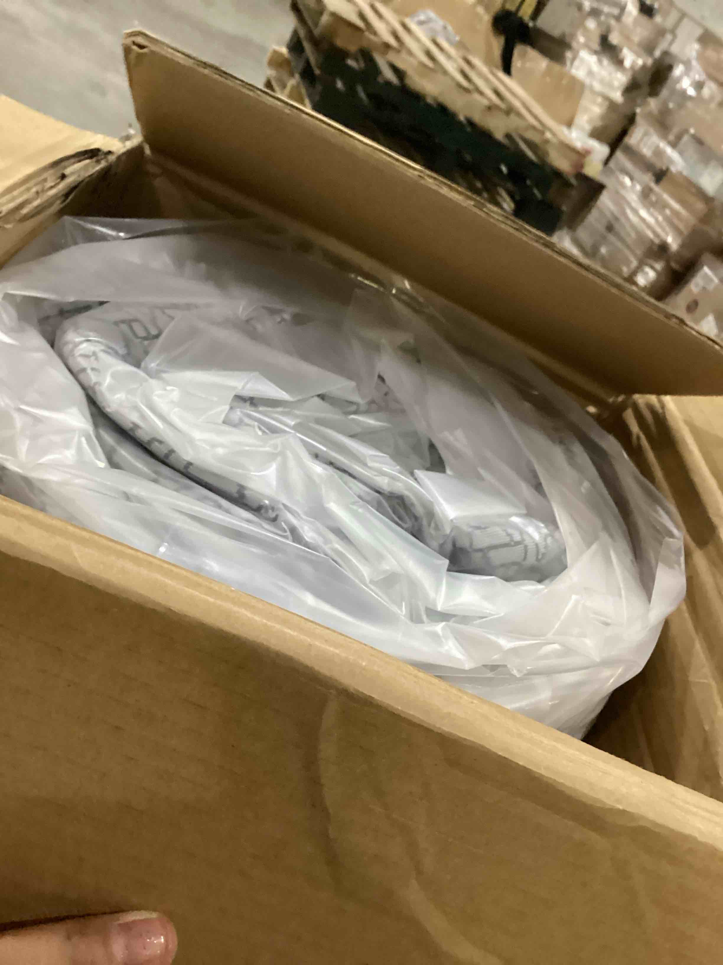https://s3.amazonaws.com/lotting-images-prod/bidfta/RED6686248_1732725640058.jpeg