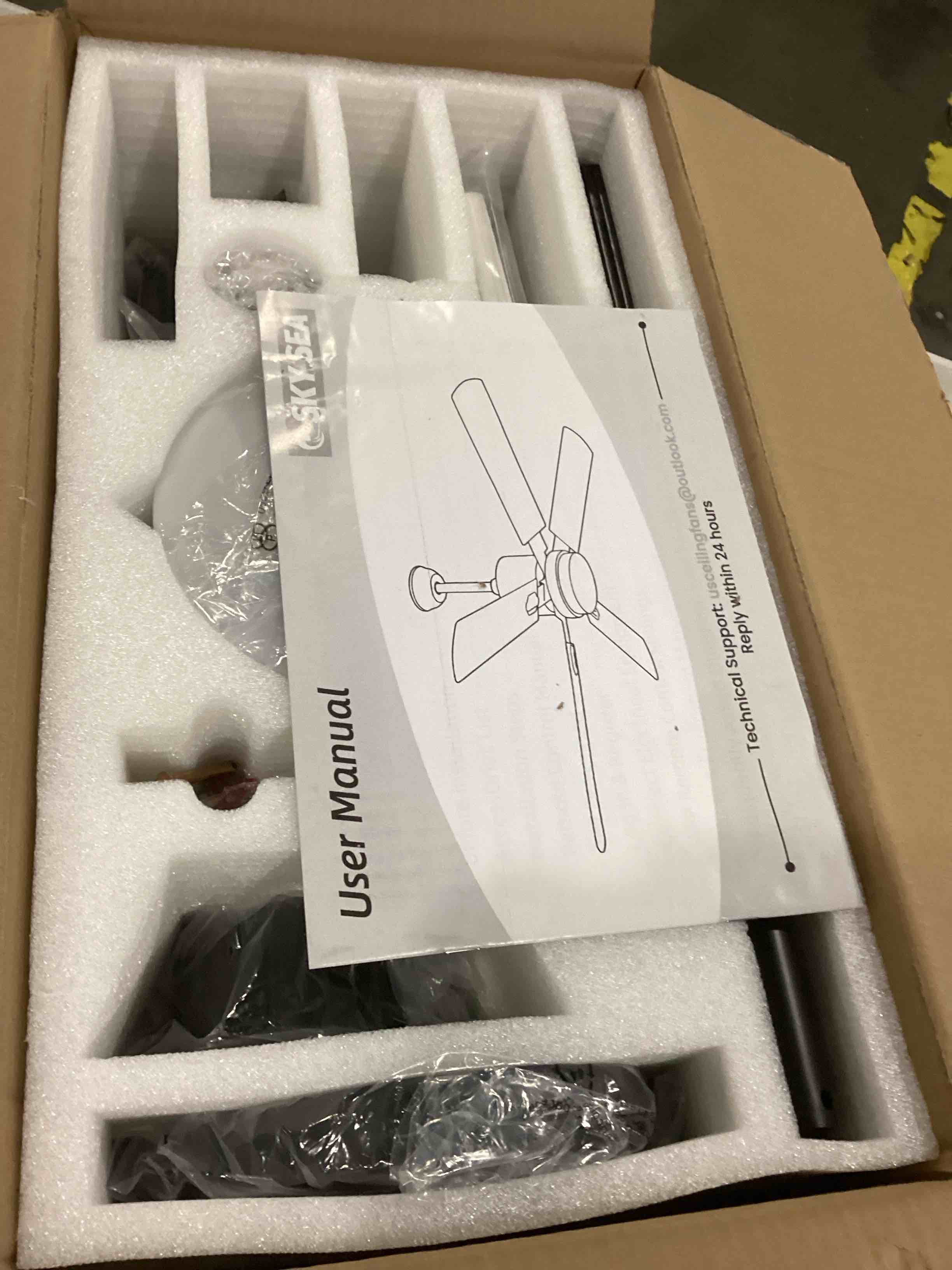 https://s3.amazonaws.com/lotting-images-prod/bidfta/RED6686312_1732739085784.jpeg