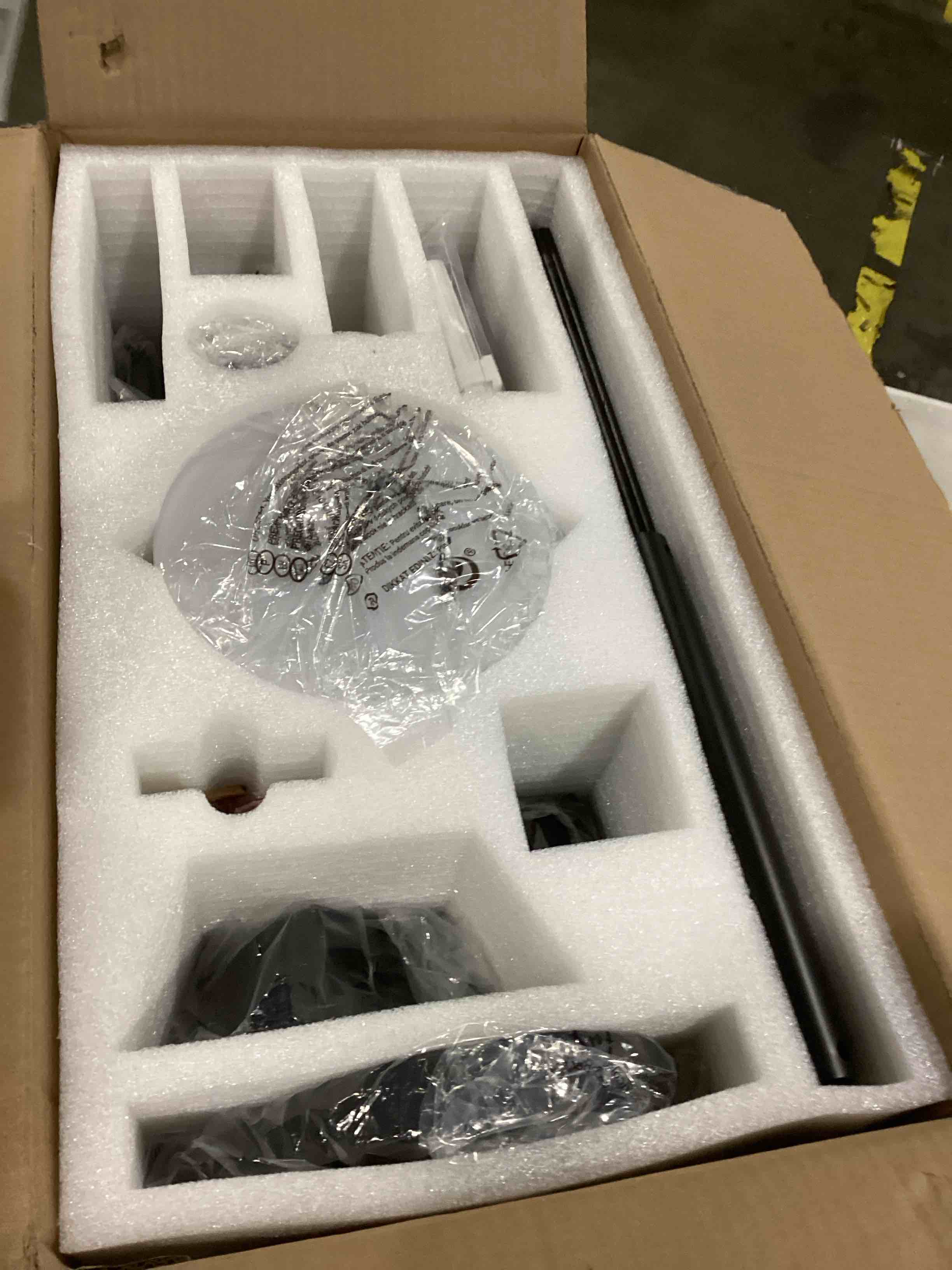 https://s3.amazonaws.com/lotting-images-prod/bidfta/RED6686312_1732739089489.jpeg