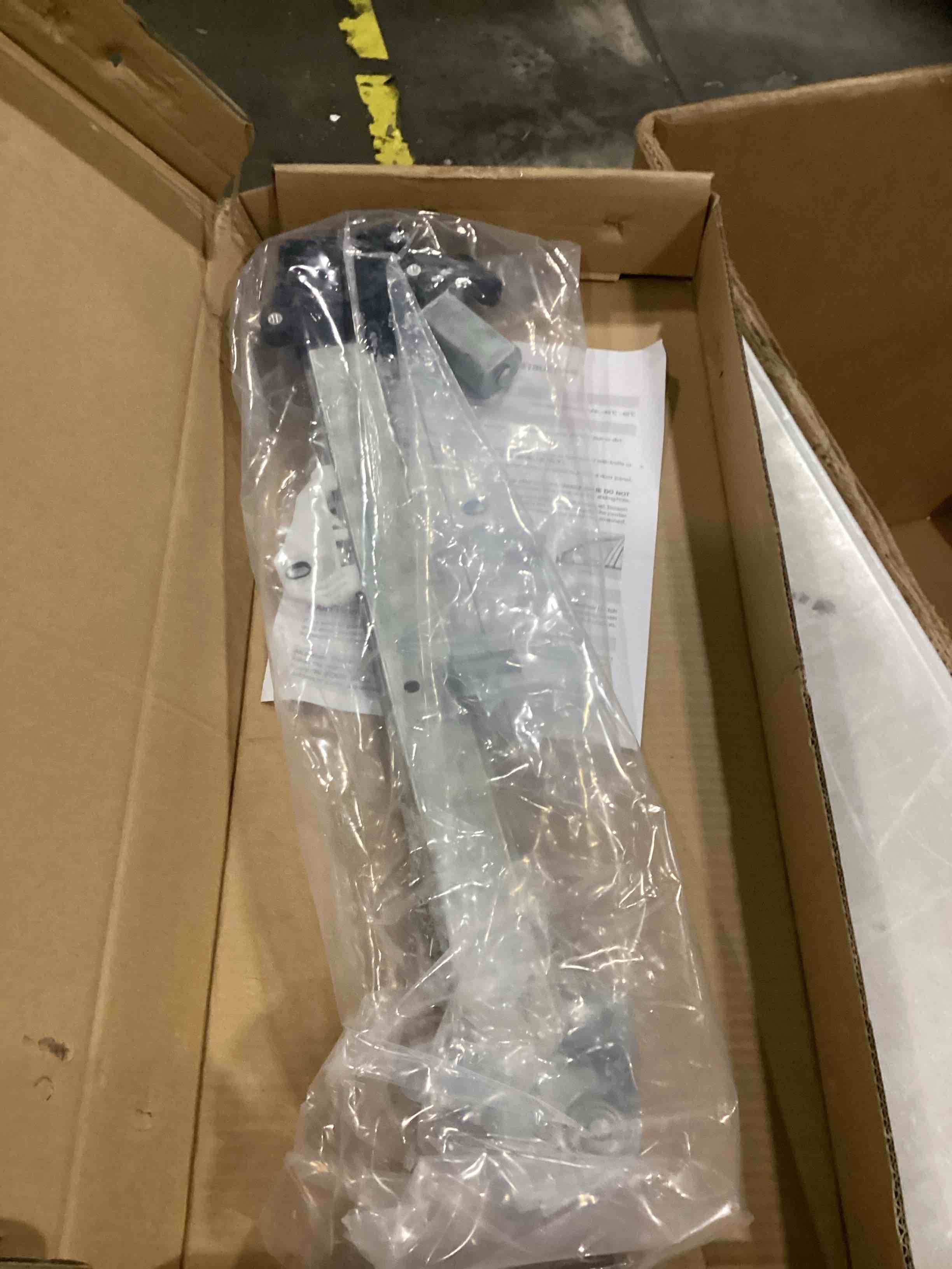 https://s3.amazonaws.com/lotting-images-prod/bidfta/RED6686383_1733162057690.jpeg
