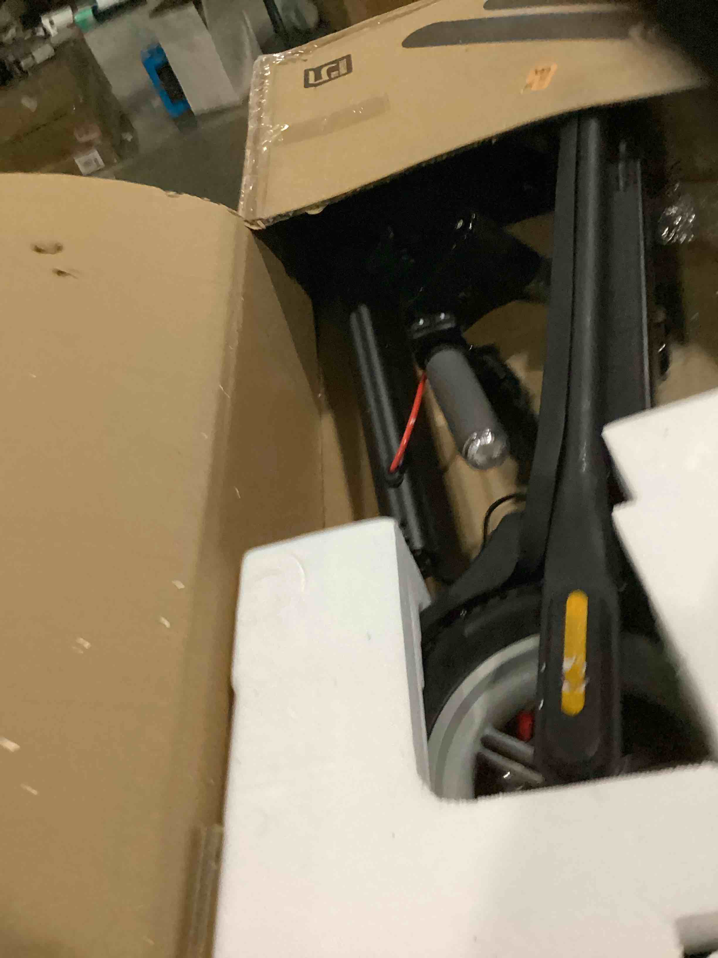 https://s3.amazonaws.com/lotting-images-prod/bidfta/RED6686436_1733169292574.jpeg