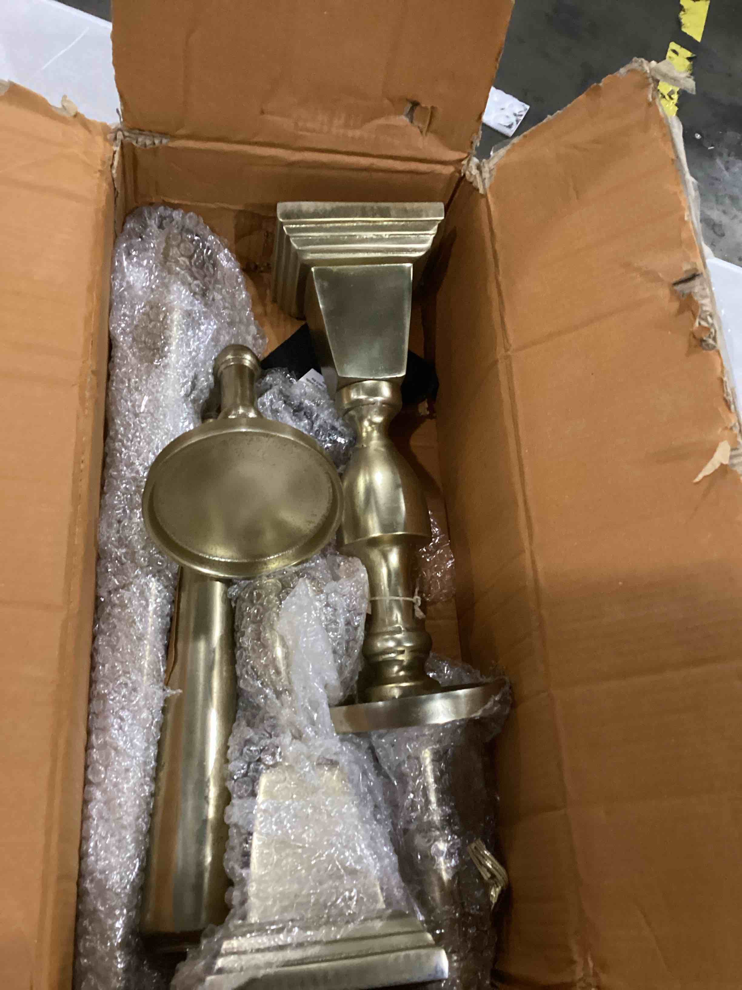 https://s3.amazonaws.com/lotting-images-prod/bidfta/RED6686454_1733228253840.jpeg
