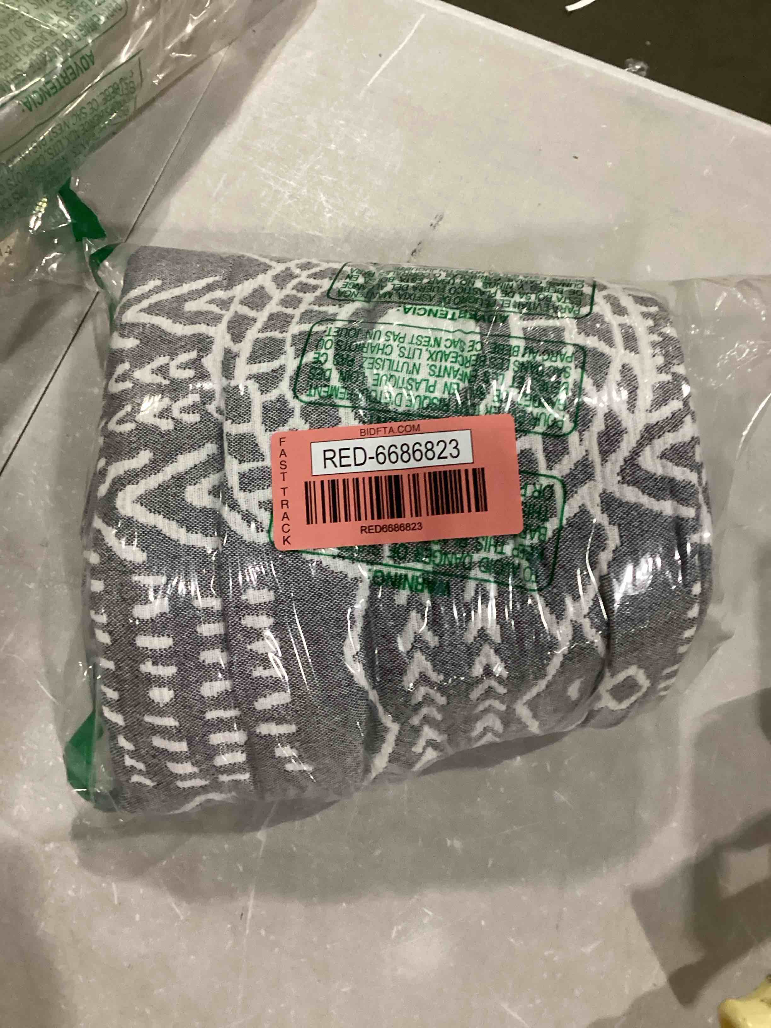 https://s3.amazonaws.com/lotting-images-prod/bidfta/RED6686823_1733409276944.jpeg